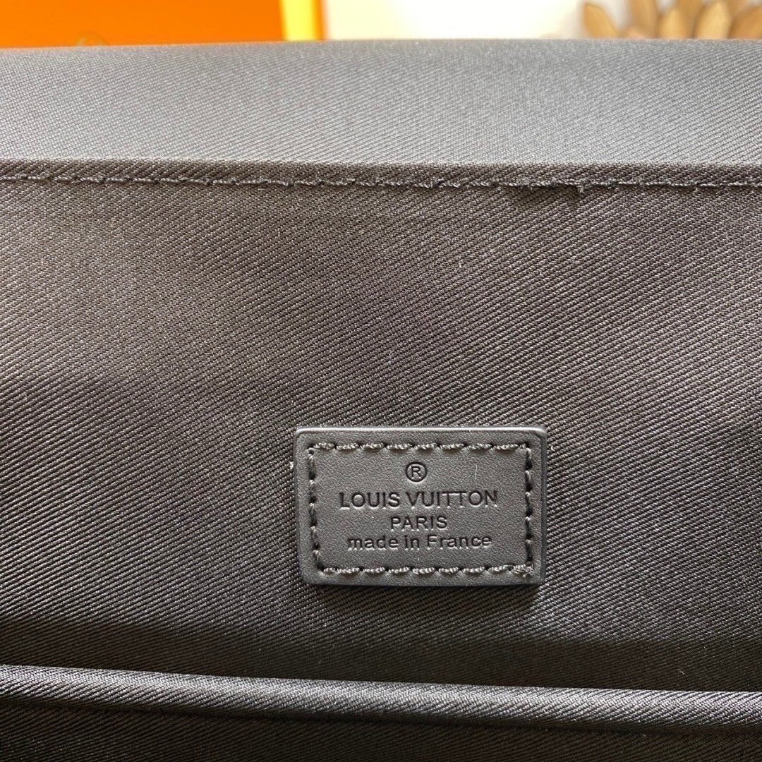 ORI หนังแท้ | LV Fastline Backpack กระเป๋าสะพายหลังรุ่น Fastline โดดเด่นด้วยดีไซน์มุมตัดและรูปทรงเรียบหรูอันเป็นเอกลักษณ์ของคอลเล็คชั่น LV Aerogram สีดำเต็มใบสวยหรูคลาสสิค ประดับเนมแท็ก