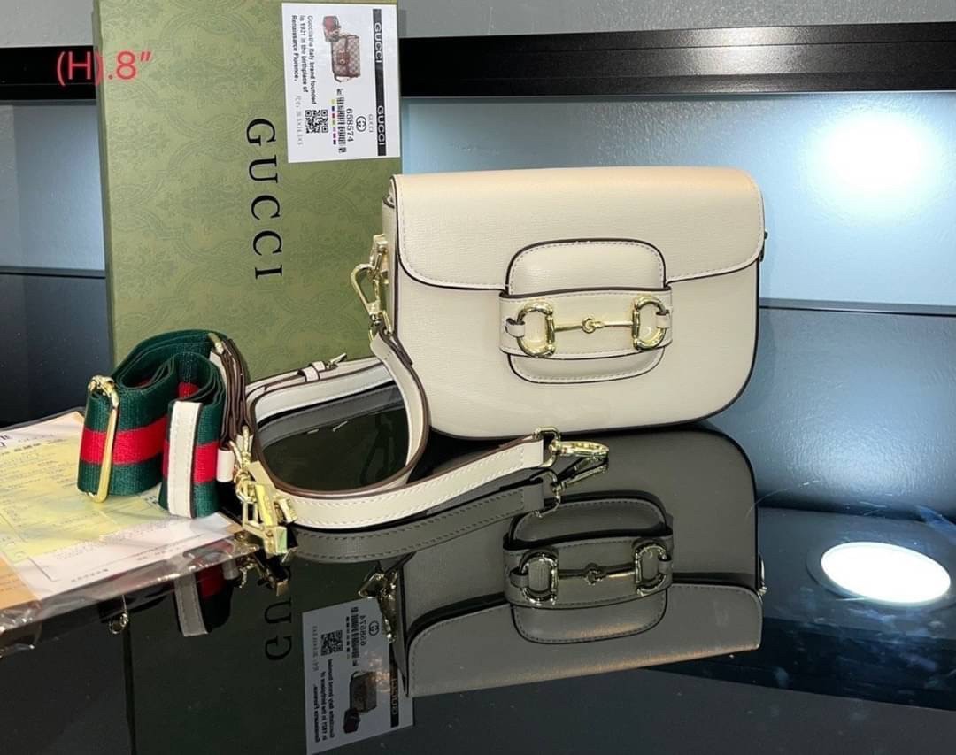 GUCCI HORSEBIT 1955 MINI BAG กระเป๋าสะพาย crossbody รุ่นฮิต สุดหรูหรา คลาสสิค จุของสำคัญได้เยอะ มาพร้อมสายสะพายยาว 2 เส้น สามารถ ปรับระดับได้ ถอดออกได้ รุ่นนี้ใช้งานดีมาก บอกต่อกันถึงที่สุด ใช้ได้ทุกโอกาส เป็นอีกรุ่นที่โดดเด่นมากๆ