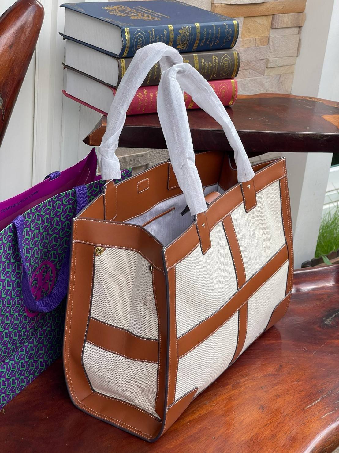 ของแท้ 💯% 】Large Tory burch ella canvas quadrant tote กระเป๋าสำหรับใช้ในวันที่มีกิจกรรมทางการ เช่น วันที่ไปเยี่ยมลูกค้าของบริษัทหรือประชุมสำคัญ อันดับแรกที่ควรคำนึงถึงเลยคือ "ความสุภาพของสีกระเป๋า"