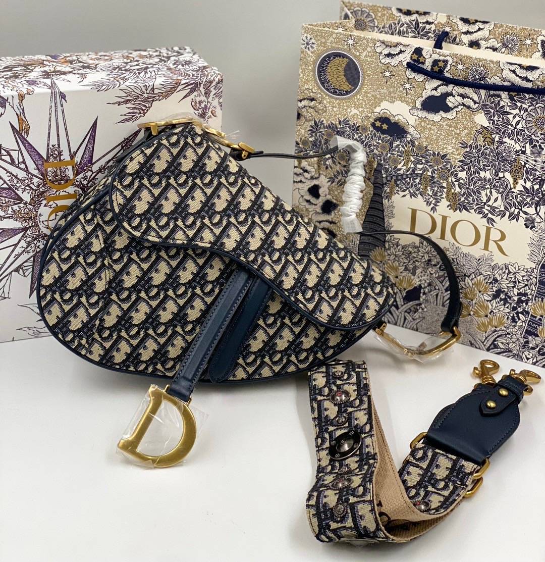 ORI หนังแท้ | DIOR Saddle bag with shoulder strap Oblique jacquard fabric in blue กระเป๋าถือ/สะพายทรงอานม้า รุ่นยอดนิยมที่มีเอกลักษณ์สวยงามเหนือกาลเวลา งานผ้าแจ็คการ์ด ลูกเล่นห้อยด้วยตัวอักษร D ตรงหูหิ้วมีกิมมิค CD สวยหรูดูแพง