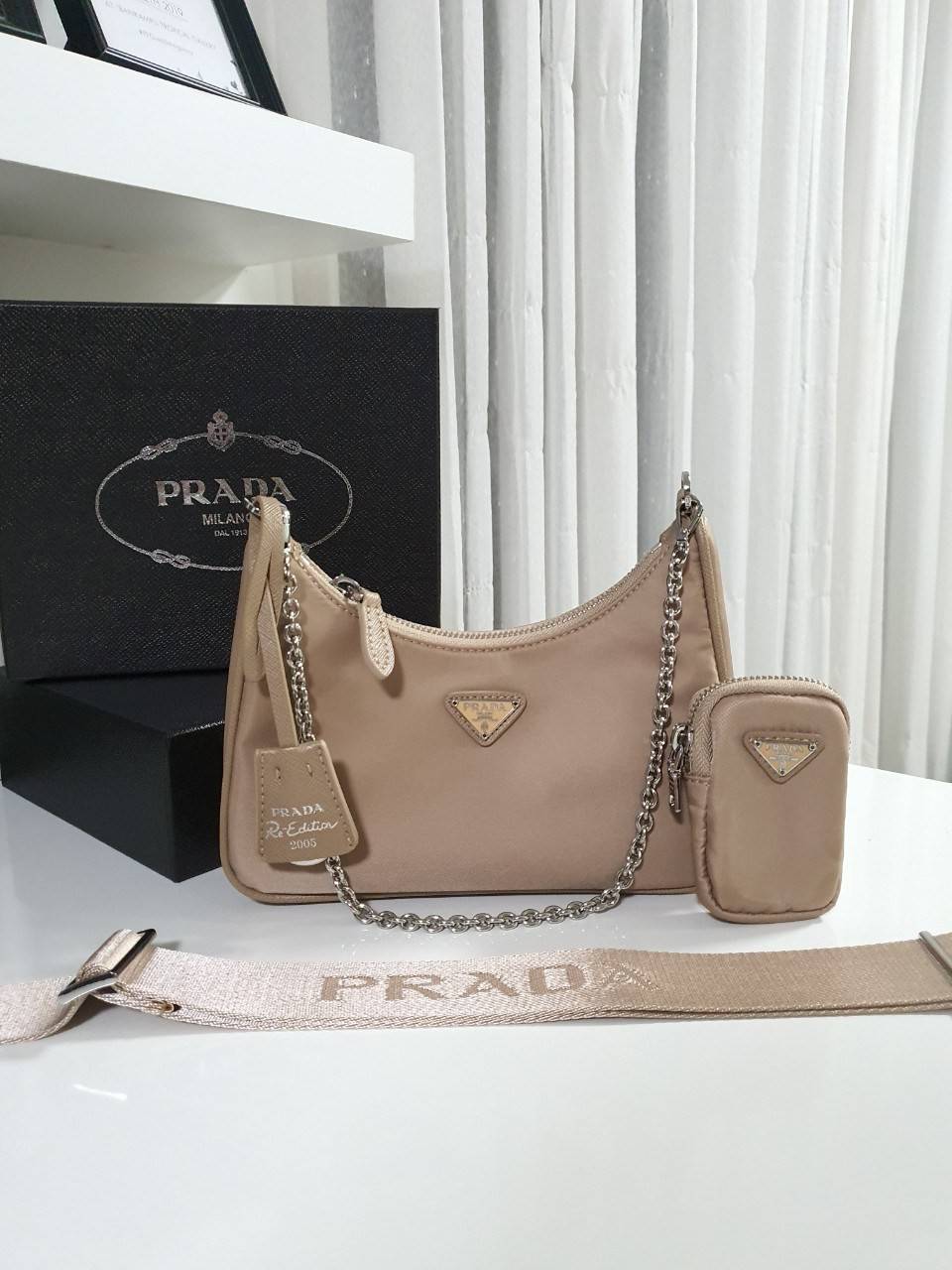 Prada Re-Edition 2005 Re-Nylon bag ใบเดียวคุ้มมากค่ะ อุปกรณ์ ครบชุด **ซื้อ1ได้ถึง3ไอเท็ม ทั้งสายยาว และกระเป๋าใส่เหรียญ และป้ายแท็คหนัง อย่างดี **อะไหล่ปั้มแบรนด์แท้ทุกจุด วัสดุทำจากผ้า Nylon อย่างดี กันน้ำได้ อยู่ทรงสวย สามารถใส่กระเป๋าตังค์ใบกลางได้ ถอด