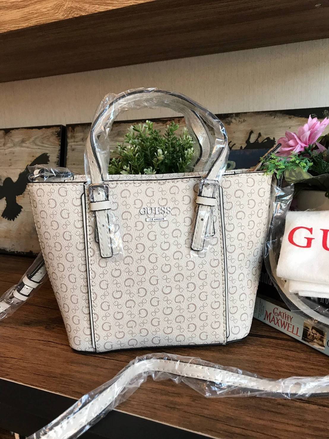 GUESS Factory Women's Diem Logo-Print Mini Tote Bag กระเป๋าถือหรือสะพาย วัสดุpolyesterกันน้ำได้ มีลายsignatureลาย G รอบใบ เปิดปิดด้วยซิปเดียวด้านบน ภายในบุผ้าลายsignatureเช่นเดียวกับด้านนอก สายและหูจับปรับระดับได้ ใช้งานได้หลายโอกาสคร้า!!