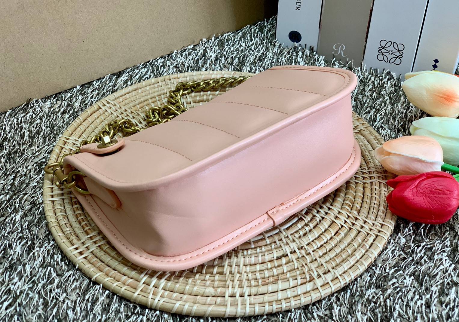 COACH SWINGER 20 WITH QUILTING ((C3490)) พร้อมส่งที่ไทย ออกใหม่ล่าสุดค่ะ! กระเป๋าหิ้วหรือคล้องไหล่ ใบขนาดกระทัดรัด หนัง Nappa แบบนวมล่าสุดค่ะ! เปิดปิดกระเป๋าแบบหมุนล็อค ภายในสามารถใส่มือถือได้;กระเป๋าเงินใบสั้นได้;พาสปอร์ตได้;พร้อมช่องเสียบบัตรได้อีกสามช่