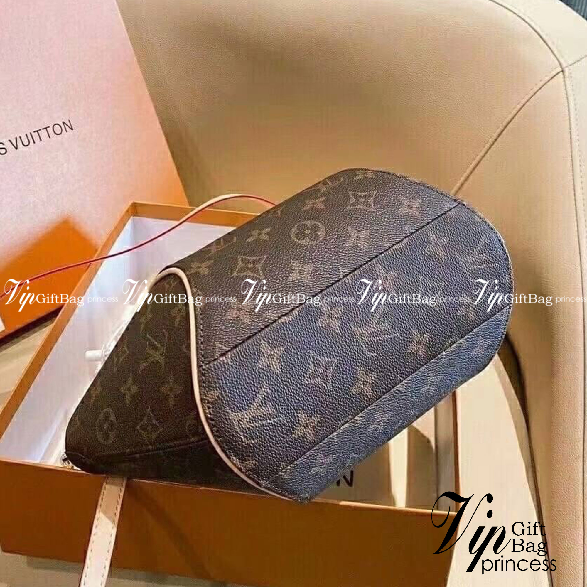 LV Ellipse PM Monogram Canvas Handbag กระเป๋าสะพายทรงหรูหรา มีสไตล์ รูปทรงโค้งแต่งขอบหนัง เป็นเอกลักษณ์ลงตัวสมบูรณ์แบบ ใบจริงสวยมากกกก ได้สวยก่อนใคร ต้องจัดแล้วจ้า พร้อมส่งที่นี่ ที่เดียว!! **พิเศษ แถมกระเป๋าสตางค์ใบเล็ก และตัวห้อยน้องหมา คุ้มสุดๆ เลยค่า