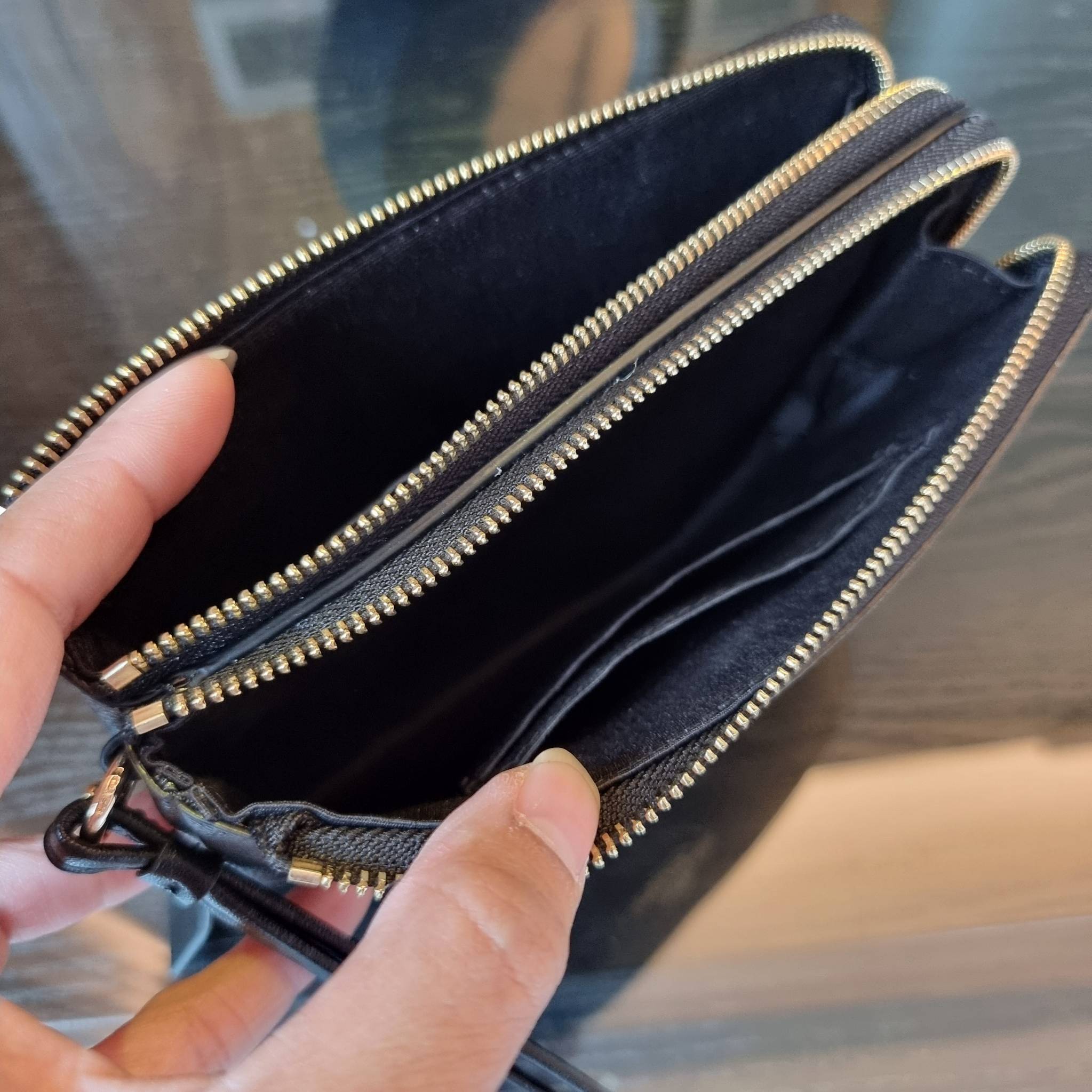 COACH F87591 DOUBLE CORNER ZIP WALLET IN SIGNATURE COATED CANVAS คล้องมือรุ่น 2 ซิป!! มาแล้วจ้า 🌟🤗 ไซส์นี้คือเหมาะมือจริงๆ พกง่ายเช่นเคย ไม่ต้องกังวลว่าจะเกะกะหรือกินพื้นที่กระเป๋าหลัก วัสดุหนังแคนวาสเคลือบลาย มีช่องหลักแยก 2 ช่อง ภายในบุผ