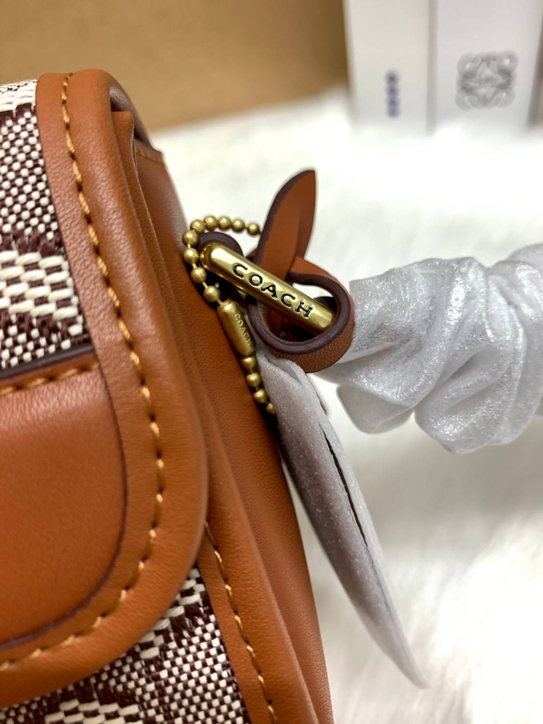 COACH STUDIO SHOULDER BAG 19 IN SIGNATURE JACQUARD ((C7937)) พร้อมส่งที่ไทย ยังไงต้องมีแล้วล่ะสาวๆๆ กระเป๋าสะพายแบบครอสบอดี้ร์ วัสดุJacquard ทอลายแบรนด์+หนังแท้ ได้ลงตัว ลุคคลาสสิค ดูดีมากๆค่ะ ด้านหน้าประดับด้วยโลหะโลโก้แบรนด์ตัวใหญ่ หรู พร้อมที่เปิดปิดแบ