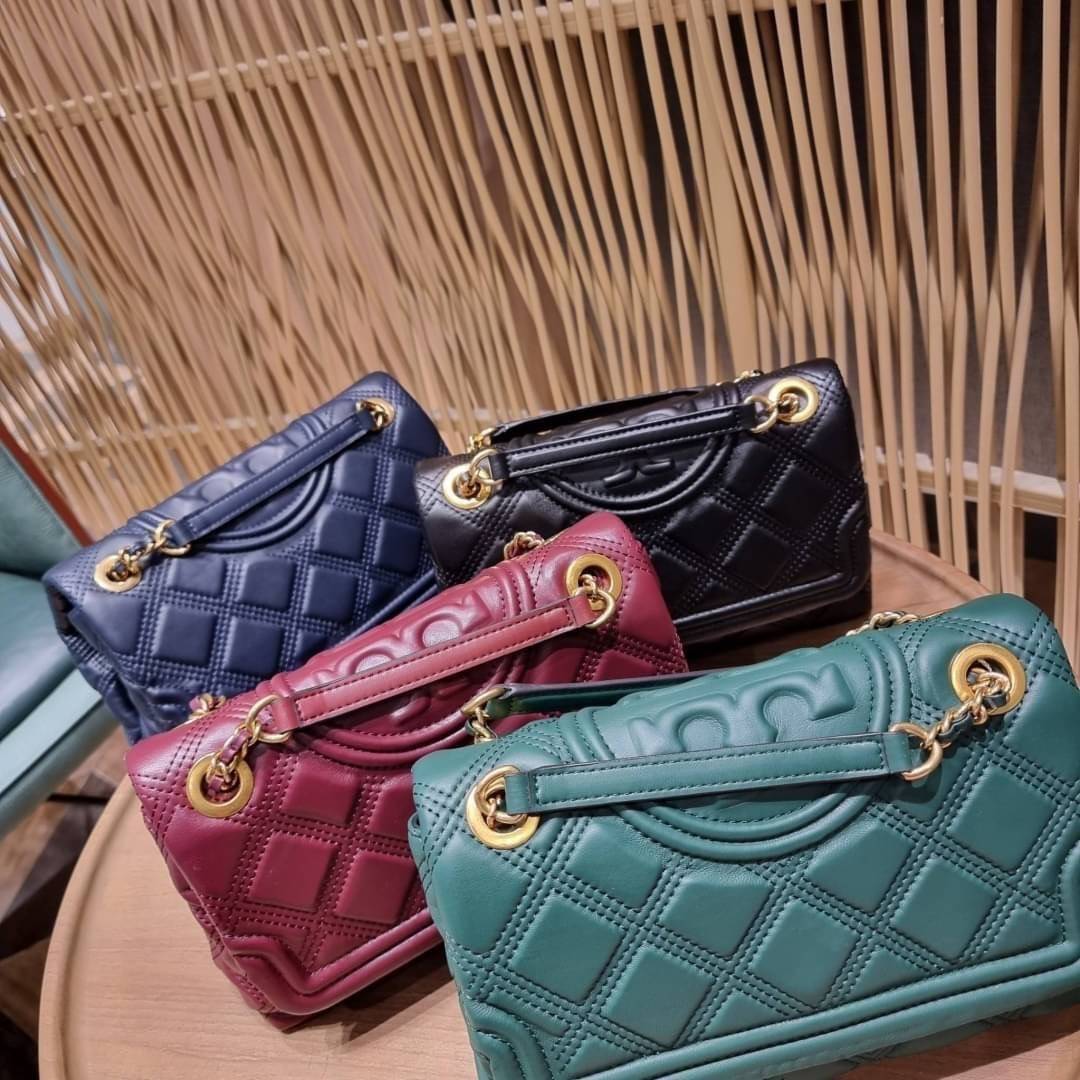 TORY BURCH FLEMING SOFT CONVERTIBLE SHOULDER BAG รุ่นหายากที่สาวๆตามหา มาพร้อมเสิร์ฟความสวยถึงบ้านไปเลยจ้า รอบนี้คัดสีสวยๆมาให้ได้ช้อปกันอย่างจุใจไปเลย กระเป๋าสะพายไหล่ หนังแท้นิ่มเต็มใบ สวยหรูดูแพง เปิด-ปิดด้วยตัวกดล็อคแน่นหนา สายสะพายในตัวปรับใช้ได้ 2 แ