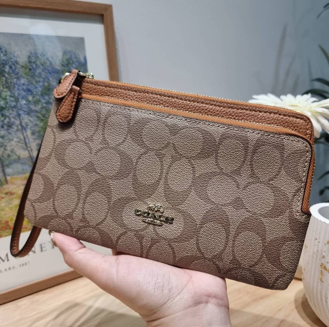 COACH DOUBLE ZIP WALLET IN SIGNATURE CANVAS / C5576 / C5610 / C7313 พร้อมส่ง 8 สี ใหม่ล่าสุด คอล 2023 กระเป๋าคล้องมือใบใหญ่ ดีไซน์ใหม่เล่นระดับ เพิ่มลูกเล่นและดีเทลให้ดูน่าใช้ยิ่งขึ้น