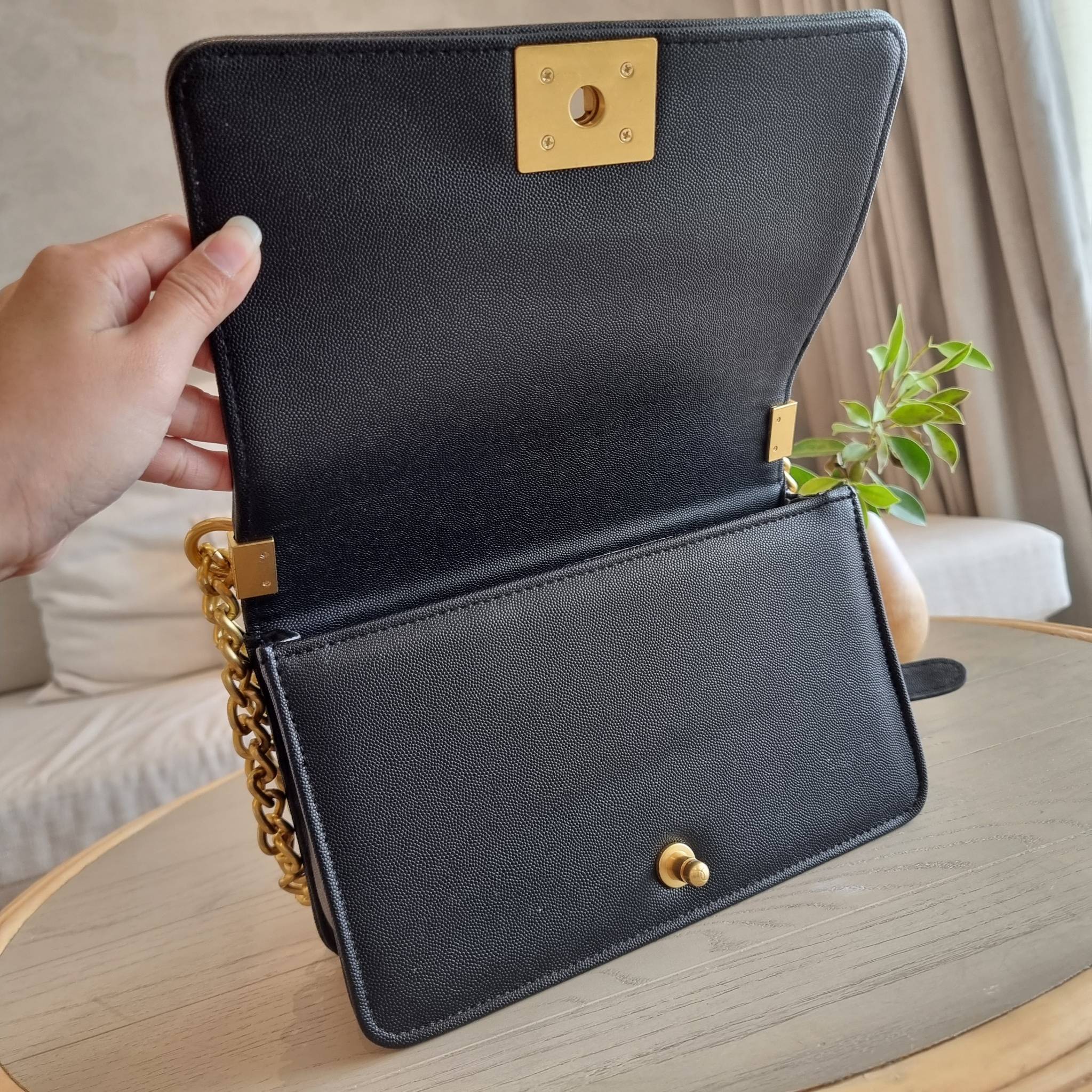 Chanel Boy 10" พร้อมส่งที่ไทย รุ่นสุดฮอต อะไหล่สีทองสุดหรู วัสดุหนังลายคาร์เวีย ทรงคลาสสิคที่สาวๆห้ามพลาด!! ในราคาสุดคุ้ม เปิด-ปิดกระเป๋าด้วยตัวล็อค ภายในโล่งกว้าง ไซส์ใหญ่ใส่ของได้เยอะ มีช่องแยกในกระเป๋า มาพร้อมสายสะพายโซ่สลับหนังรองบ่า (ถอดได้-ปรับ