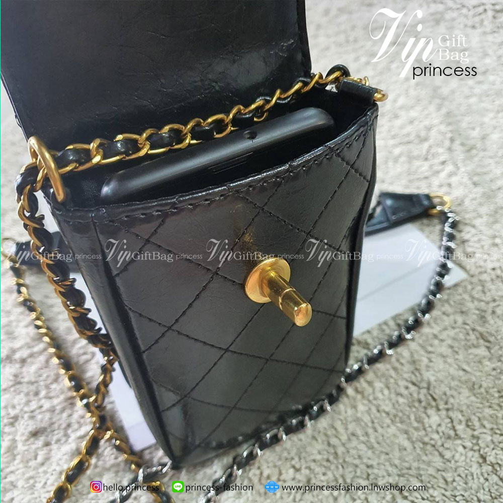 CHANEL VIP GIFT WOC BAG งาน CHANEL VIP GIFT ของแท้ 100% จากเคาเตอร์แบรนด์ CHANEL ทรงแนวตั้ฝน่ารัก ขนาดกำลังดี วัสดุหนังเรียบพิมพ์ลายยับ เปิดปิดด้วยตัวล้อคปั้มแบรนด์ อะไหล่ทอง ลายวินเทจ ด้านในใส่โทรศัพท์ได้ถึง NOTE10+ มาพร้อมสายโซ่สลับหนังเอกลักษณ์โซ่สองสี