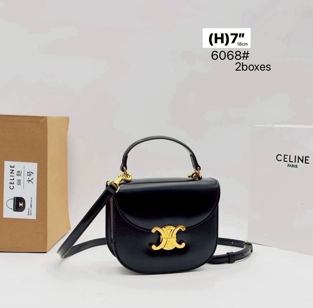 CELINE MINI BESACE CLEA in Triomphe canvas and leather กระเป๋าสะพายพร้อมหูจับถนัดมือ ใหม่ก่อนใคร น่ารักสุดปัง รูปทรงย้อนยุค สไตล์วินเทจลัคชู ภายในเป็นช่องโล่ง มีช่องย่อยให้อีก เป็นไอเท็มที่ควรต้องมีจริงๆ