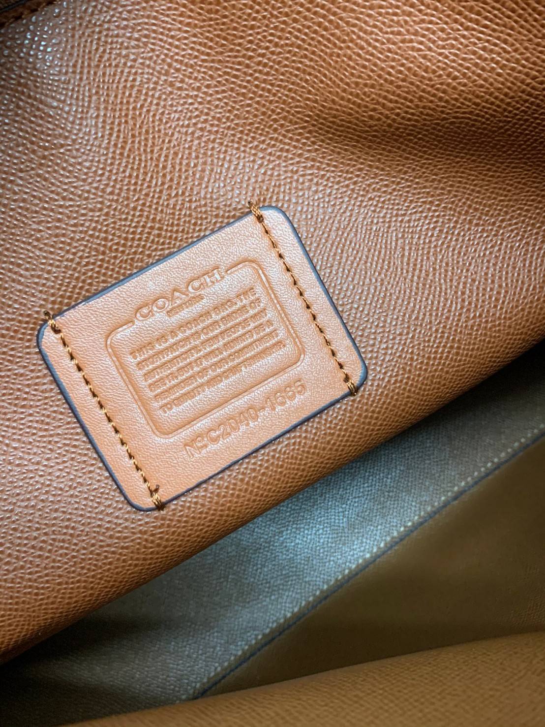 COACH MOLLIE TOTE IN SIGNATURE CANVAS ((1665)) พร้อมส่งอีกครั้ง ห้ามพลาดค่า! กระเป๋าหิ้ว//คล้องไหล่ ใบใหญ่ ทรงTote หนังแท้นิ่มอย่างดีค่ะ ภายในแบ่ง2ช่องใหญ่ สามารถใส่ A4ได้เลย ช่องกว้างมากๆ มีช่องกระเป๋าซิปกลางให้ใส่ของอีกช่องนะคะ