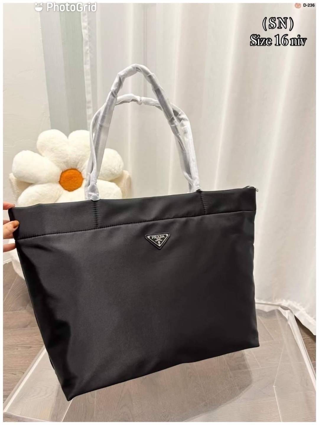 PRADA Tote Nylon Bag / PRADA Shopping Nylon Bag กระเป๋าถือ/สะพายไหล่ ทรงโท้ทใบใหญ่ ภายในโล่งกว้างมาก มาพร้อมหูจับในตัว ใบนี้จุของได้เยอะมากๆ
