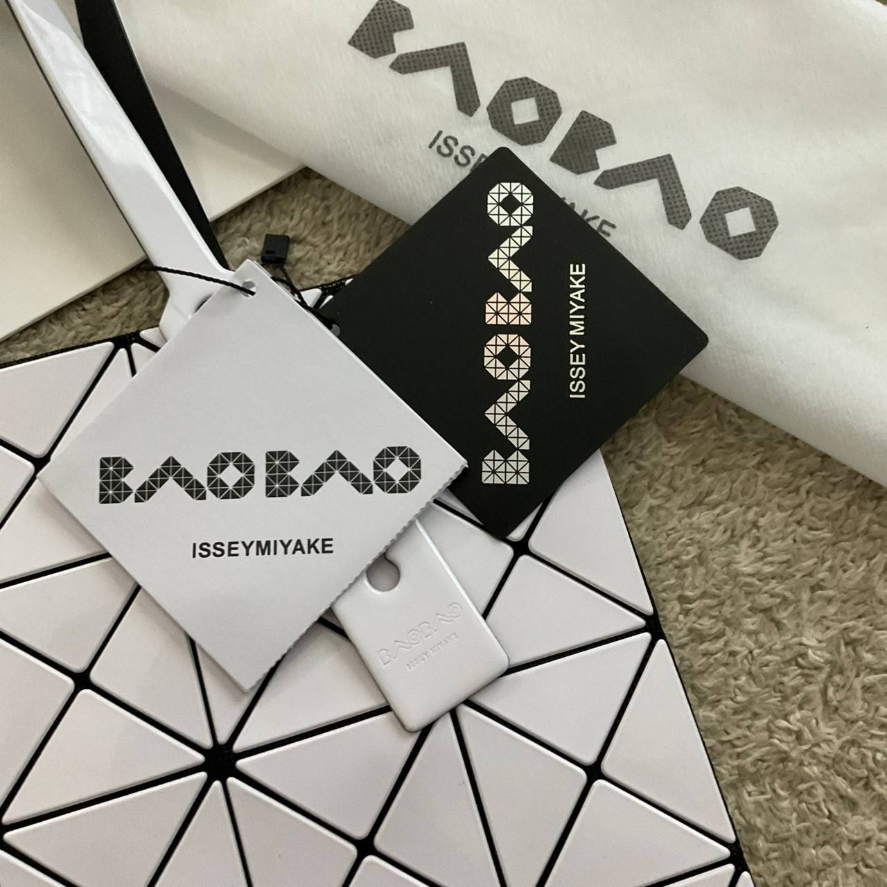 BAO BAO ISSEY MIYAKE TOTE BAG (6x6) กระเป๋าสะพายไหล่ ใบใหญ่ ทรงโท้ท จุดเด่นคือ ปรับได้หลายทรงตามเอกลักษณ์เฉพาะของแบรนด์นี้ ด้านในใส่ของได้เยอะมาก ใส่ไอแพด สมุดโน้ตได้สบายเลย พร้อมช่องซิปใส่ของให้อีกหนึ่งช่อง วัยทำงานหรือวัยนักศึกษา อย่างน้อยต้องมีแบรนด์นี