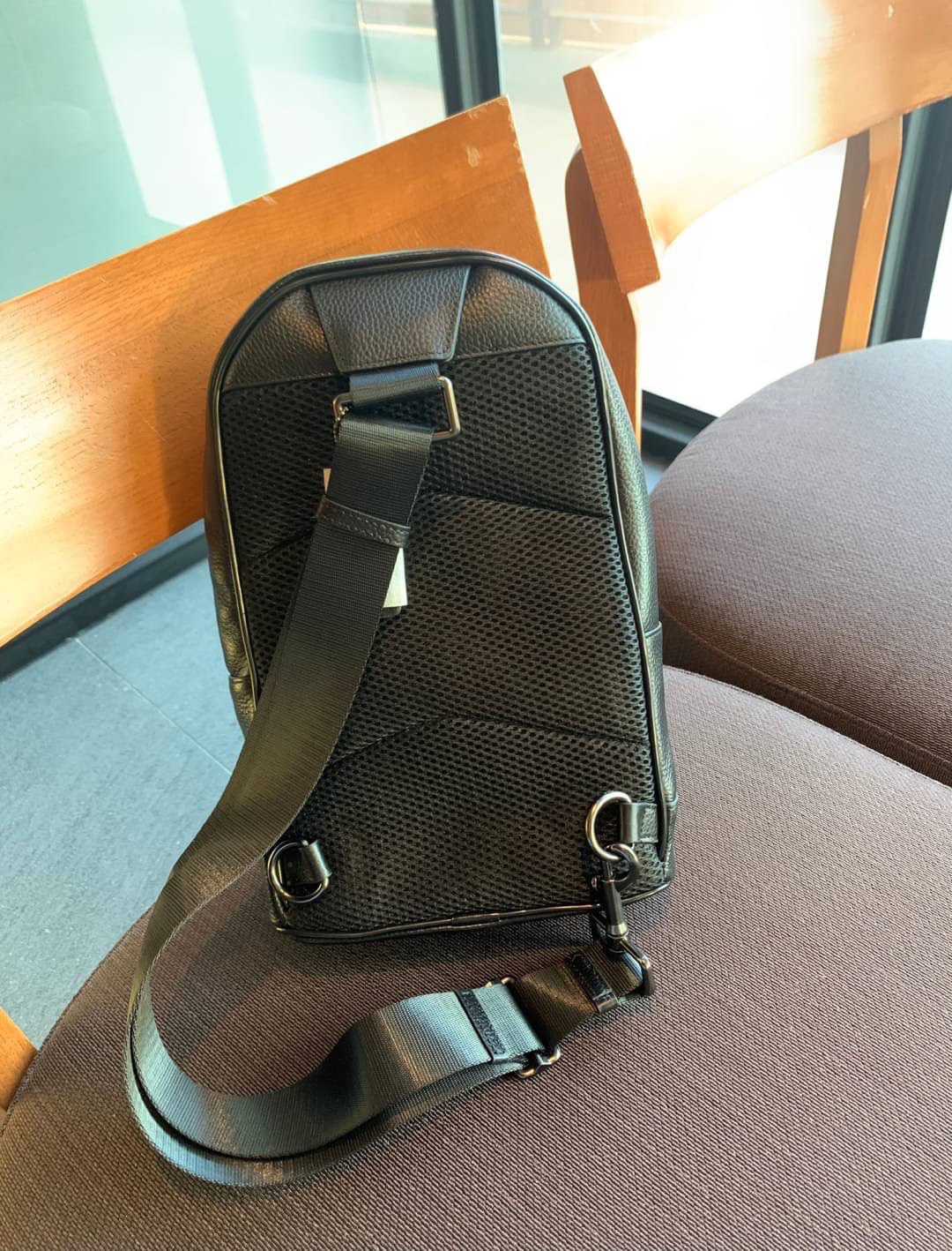 COACH WEST PACK WITH VARSITY STRIPE ((3180)) กระเป๋าคาดด้านหลัง//หรือคาดอกด้านหน้า ตามความชอบเลยค่ะ รุ่นนี้ใช้หนังแท้ชั้นดี หนังนิ่ม ด้านหน้าตัดแถบสียาวลงมา สีสวยค่ะ พร้อมช่องซิปเล็ก ช่องหลักแบบซิปคู่ ภายในโล่งลึกใส่สัมภาระจำเป็นในชีวิตประจำวันได้เยอะ มีช