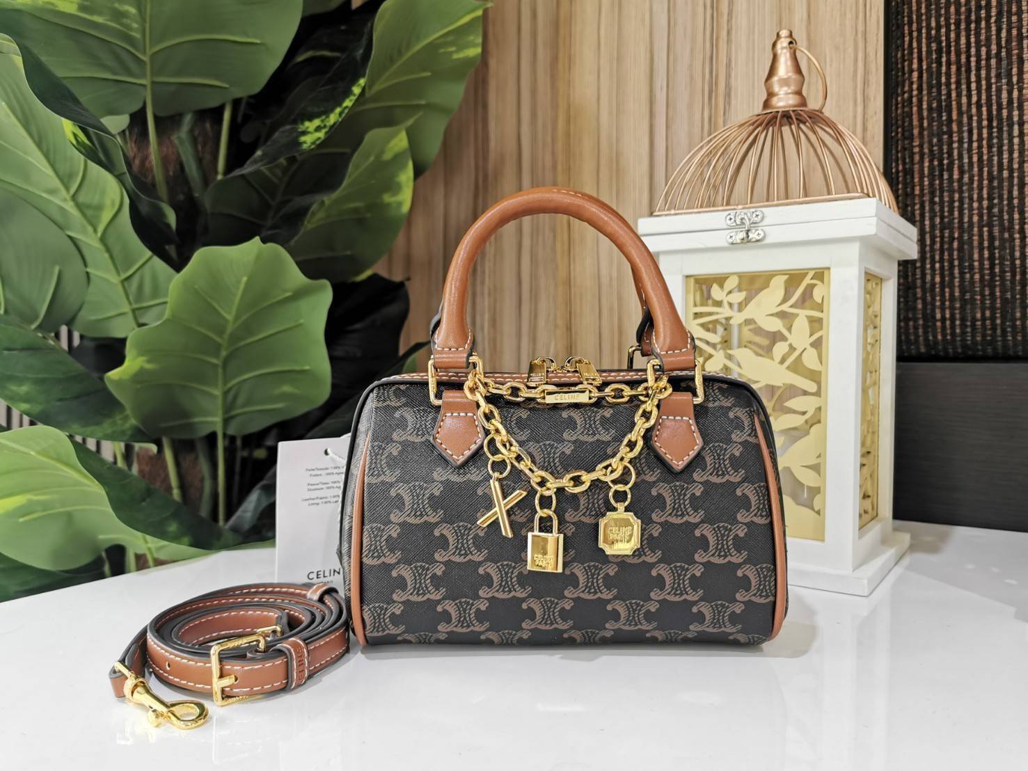 CELINE MINI BOSTON IN TRIOMPHE CANVAS / CELINE MINI CROSSBODY BAG VIP วัสดุแคนวาสหนังสวยอยู่ทรง ดีไซน์ยอดนิยมทรง Speedy ประดับสร้อย สายโซ่สีทองหรูเปิดปิดด้วยซิปคู่แบรนด์