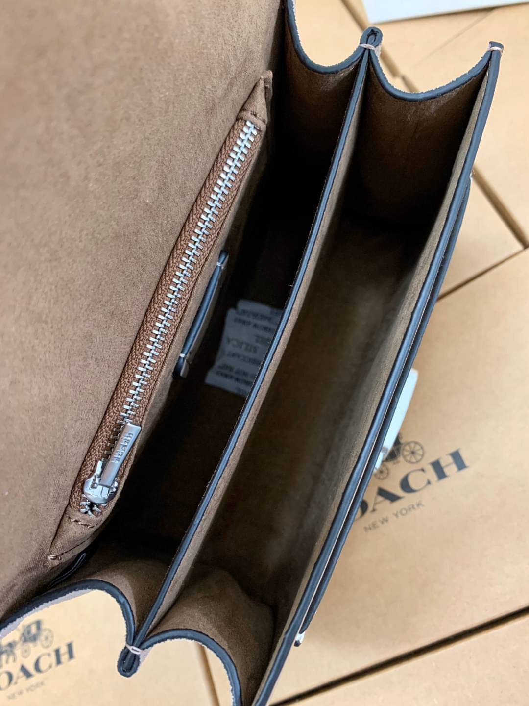 OUTLET 】COACH TABBY TOP HANDLE 20 LEATHER BAG หรูหรามากๆค่ะ สินค้าแนะนำ!! กระเป๋าถือ//สะพายข้างได้ วัสดุหนังแท้อย่างดี หนึ่งใบทำหนัง2แบบได้อย่างลงตัว สวยงาม มีอะไหล่ตัวC ใหญ่ด้านหน้าโดดเด่นหรูมากๆค่ะ 🔺เปิดปิดแบบกดล็อค ภายในมี2ช่องสำหรับใส่ของ สามา