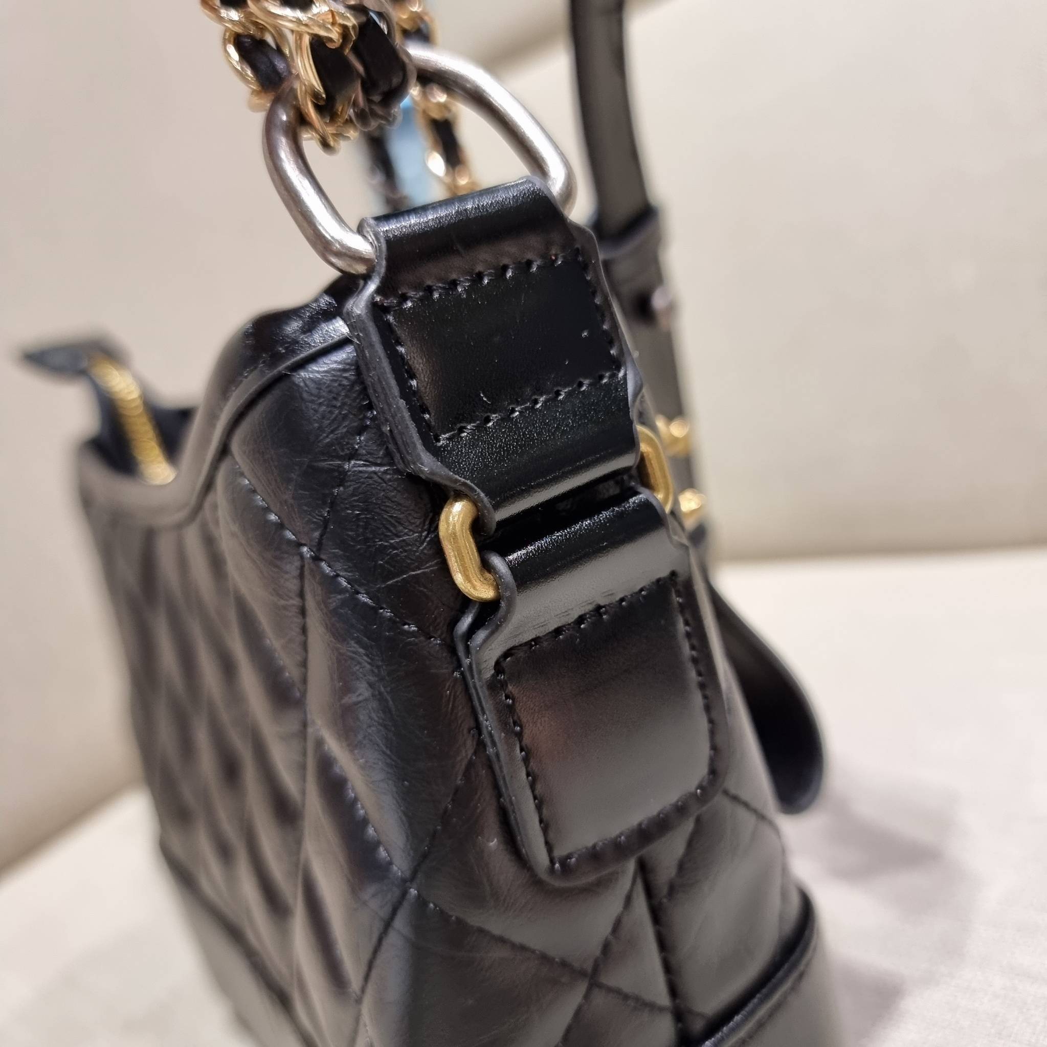 9" CHANEL SHOULDER BAG / CHANEL GABRIELLE HOBO BAG ไซส์คลาสสิค กระเป๋าสะพายข้าง/ไหล่ หนังแท้ นิ่ม หรู มาพร้อมพวงกุญแจสัญลักษณ์แบรนด์ อะไหล่พร้อมโซ่สะพายสีทองสลับสีเงินรมดำ สามารถสะพาย crossbody หรือสะพายไหล่ได้หมด สะพายแล้วขับผิวมากๆ เปิด-ปิดกระเป๋าด