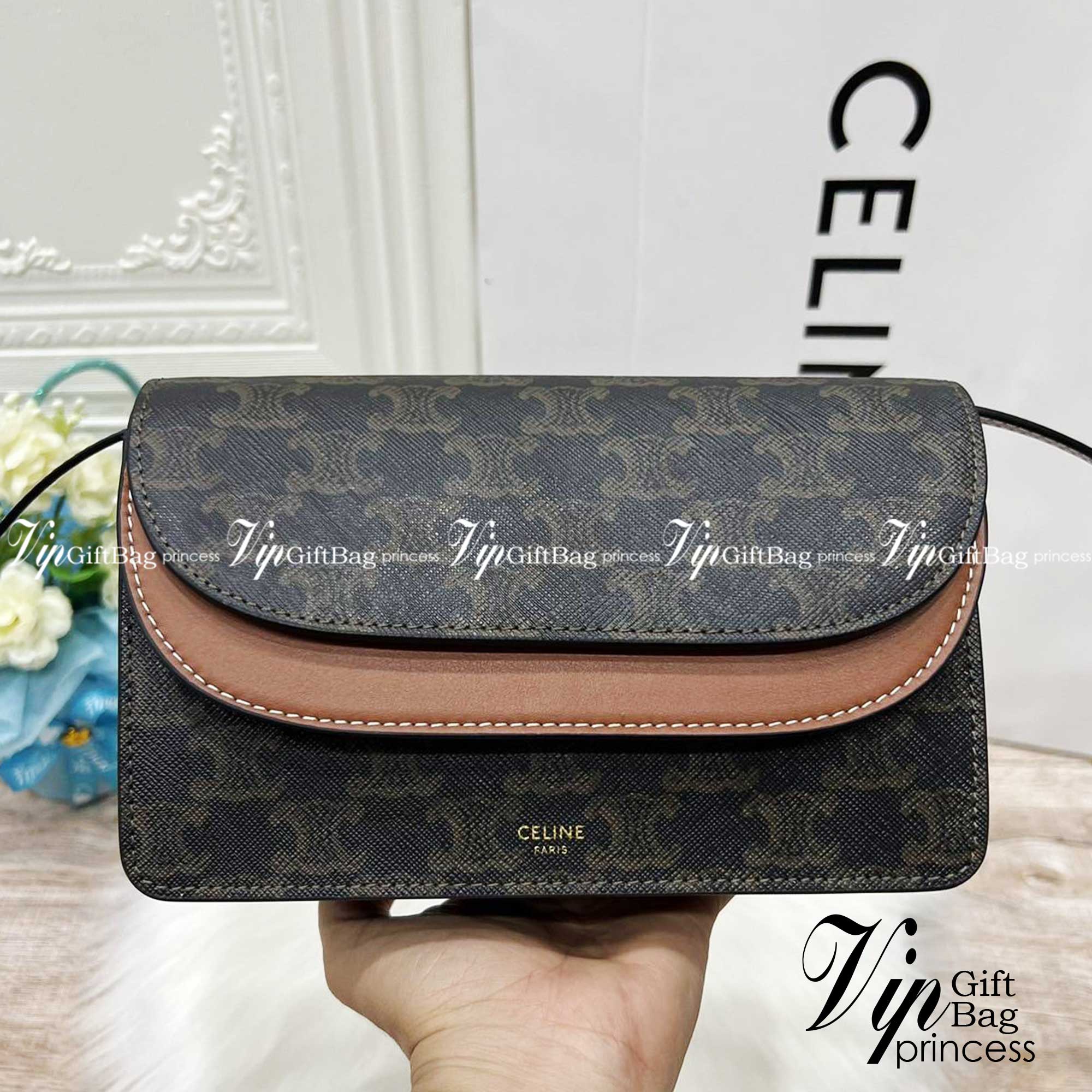 CELINE WALLET ON STRAP / CELINE TRIOMPHE CLUTCH กระเป๋าสะพายข้างใบเล็กสวยคลาสสิค สวยตะโกน งานเป๊ะปัง มีสายสะพายหนังสีน้ำตาล ถอดสายออกเพื่อเป็นกระเป๋าถือทรงคลัชท์เปลี่ยนลุคช์ ลวดลายtriomphe ความเป็นแบรนด์ CELINE ได้อย่างชัดเจน ให้ความรู้สึกที่ดูวินเทจ ที่ส