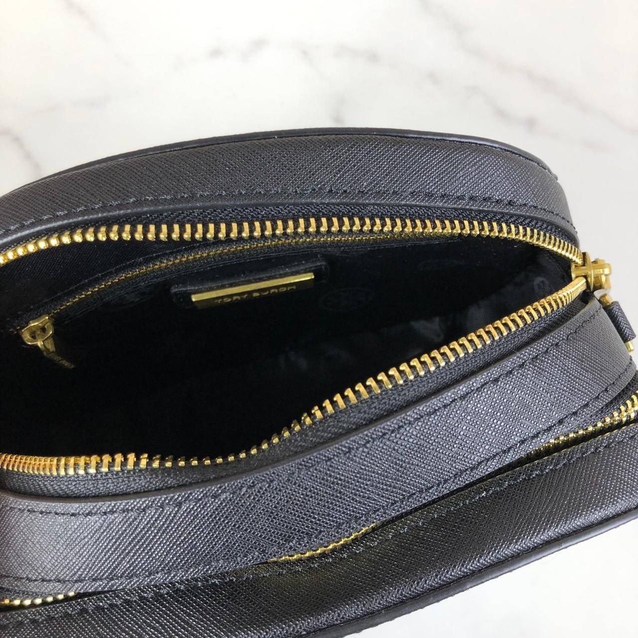 กระเป๋าสะพาย TORY BURCH ด้านบนแบ่งเป็น 2 ช่อง เปิด - ปิดกระเป๋าด้วยซิป ด้านในมีช่องซิป 1 ช่อง และช่องใส่ของ 1 ช่อง ด้านหลังมีช่องใส่ของ 1 ช่อง มาพร้อมสายสะพายยาว สามารถถอดและปรับได้ 3 ระดับค่ะ