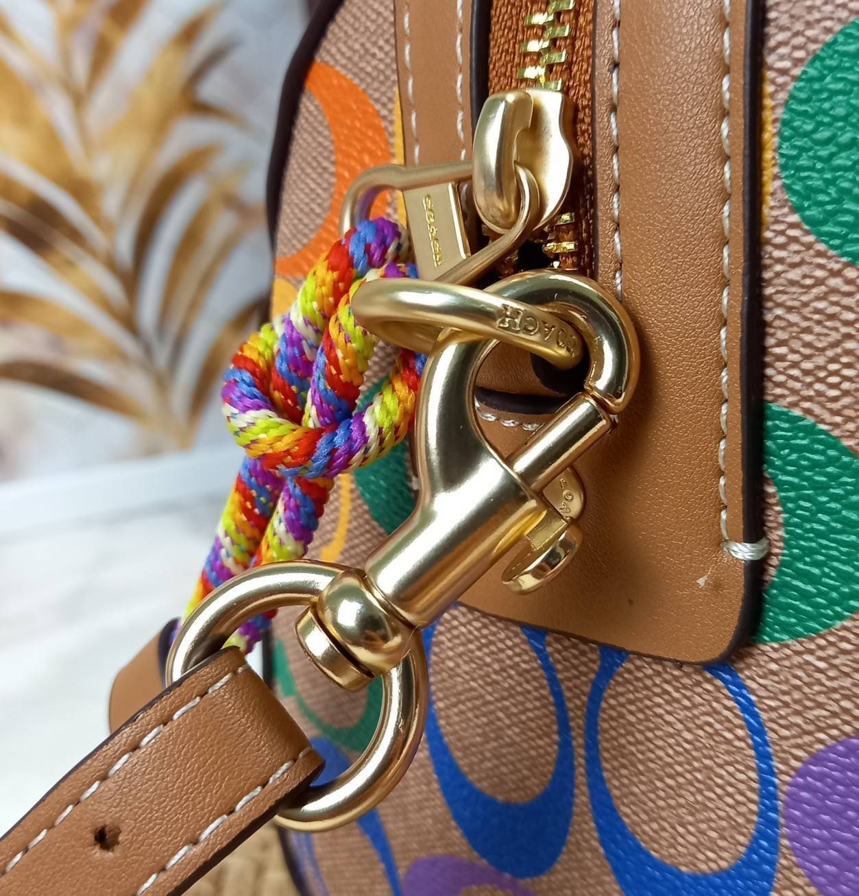 COACH ROWAN SATCHEL IN RAINBOW SIGNATURE CANVAS (COACH C4396)🌈 คอลเลคชั่นที่มาแรงที่สุด ร้อนแรงได้อย่างไม่มีแผ่วลงเลยสักนิด! โดดเด่น สดใส สะดุดตา🌈 ระดับตัวTOP ต้องยกให้เธอเลย กับ COACH ทรงหมอน 10" คอลเลคชั่นนี้// วัสดุหนังแคนว