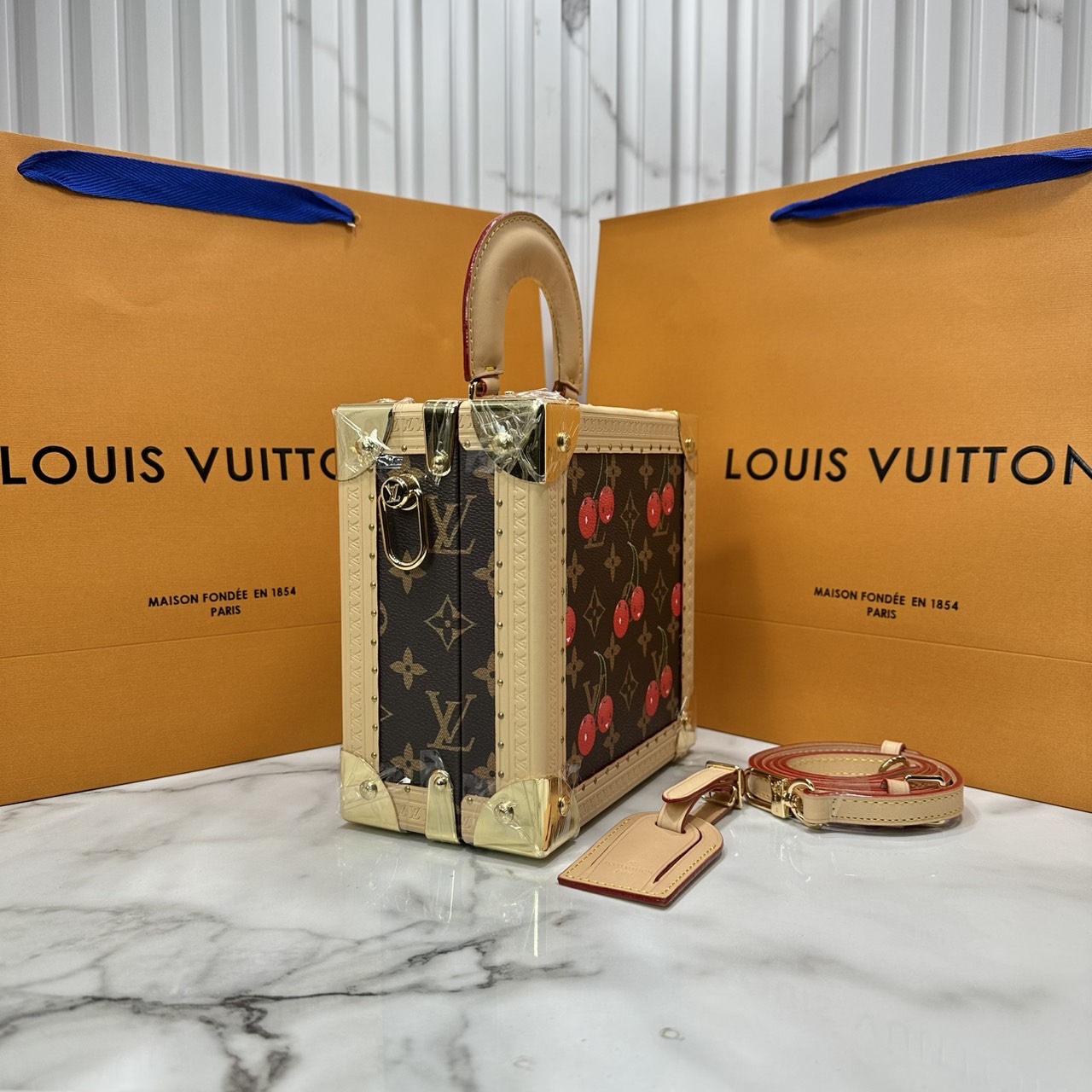 ORI หนังแท้ | LV x TM Mini Square Trunk Cherry Monogram Canvas กระเป๋าสะพายทรงกล่องทรังค์ดีไซน์ขนาดเล็กพกพาสนุก เอกลักษณ์เหนือกาลเวลา Monogram แคนวาสแสนคลาสสิกประดับลายเชอร์รี่สไตล์ Kawaii