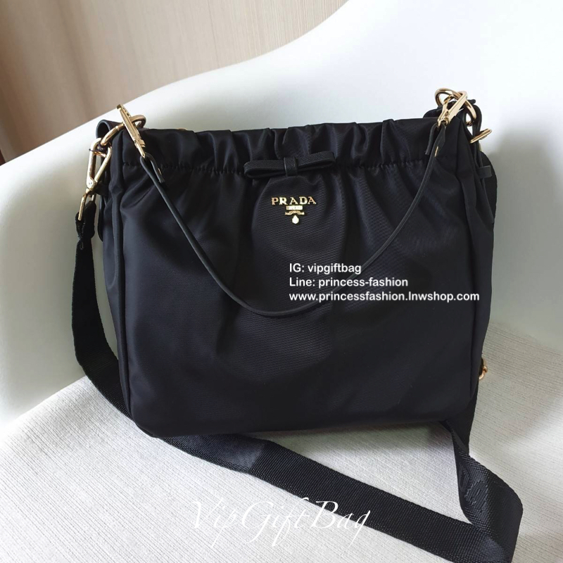Prada nylon รุ่น Limited edition **กระเป๋าทรงน่ารัก จับจีบปากกระเป๋า ดีมาก วัสดุผ้าNyonกันน้ำ ตามแบบฉบับแบรนด์ เปิด/ปิดด้วยซิป ภายในเย็บติดป้ายหนังแบรนด์ มีช่องซิปเล็ก1 สามารถใส่ของจุกกจิกได้ สามารถใส่IPad mimiได้ มีช่องซิปเล็ก1ช่อง มาพร้อมสายหนังสั้นคล้อ
