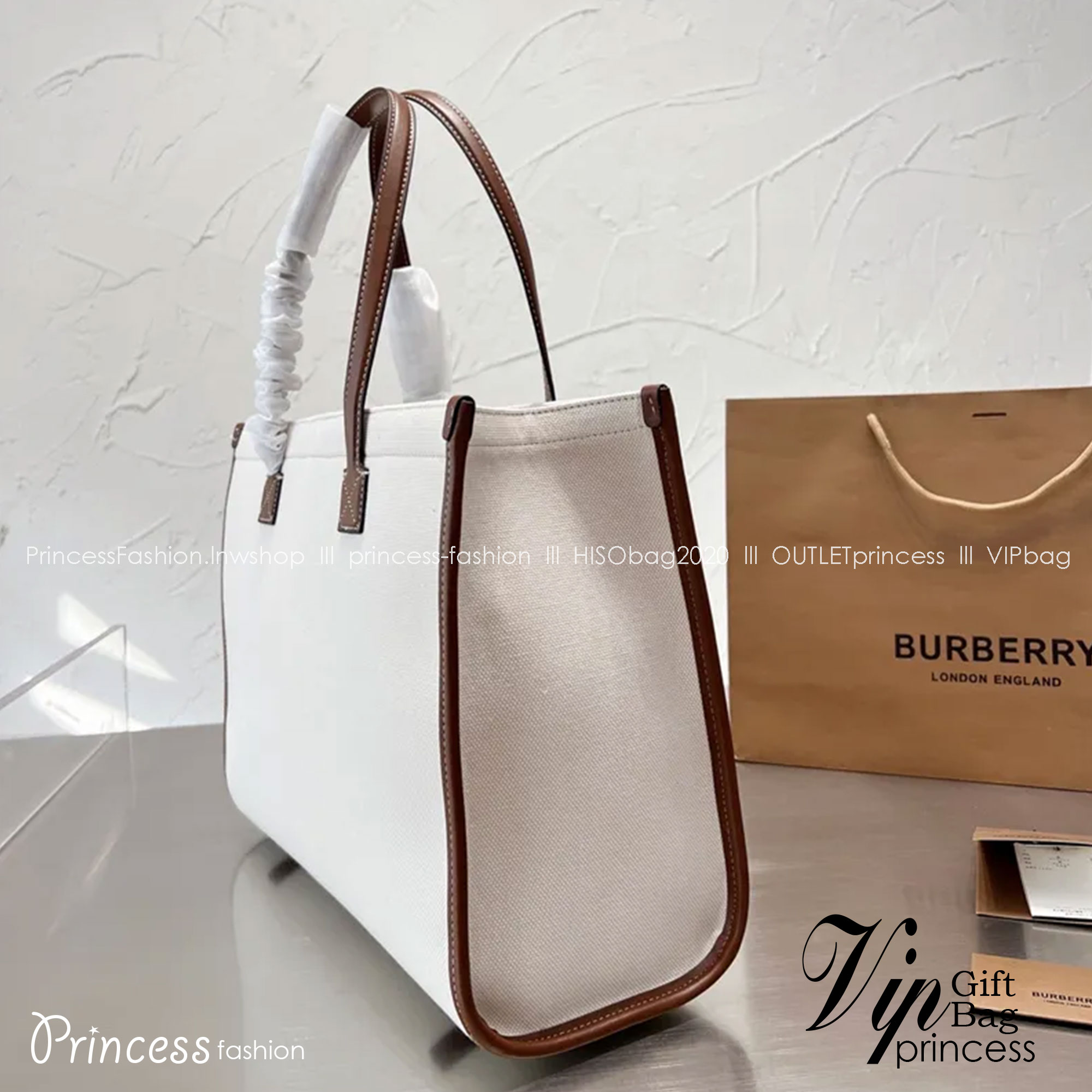 BURBERRY Leather-trimmed embroidered canvas tote / BURBERRY FRAGRANCES LARGE TOTE BAG / BURBERRY Freya Tote Bag วัสดุ Canvas & Leather ดีไซน์สวยอยู่ทรงสไตล์ Casual ด้านหน้ามีช่องใส่ของ ภายในโล่งกว้างและจุสุดๆสามารถใส่เอกสารA4 หนังสือ ของใช้ได้เยอะ หูหิ้วห