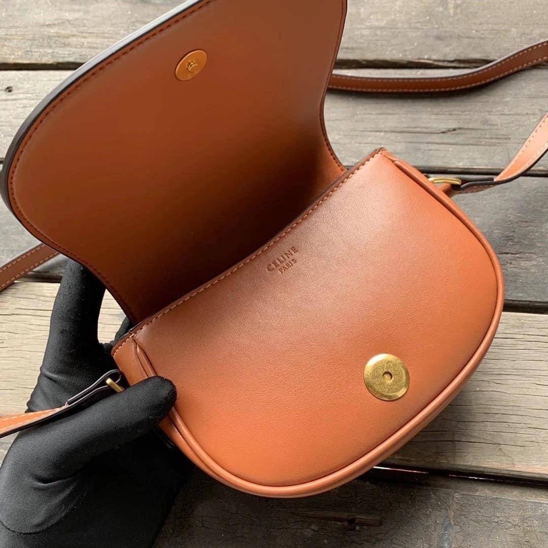 VIP 】หนังแท้ CELINE CROSSBODY BAG CELINE CRECY IN MAILLOM TRIOMPHE JACQUARD AND CAFTSKIN BAG กระเป๋าสะพายทรงสวยหรูอยู่ทรงเปิดปิดด้วยฝาปิดกระดุมโลโก้แบรนด์ ภายในโล่ง ขนาดกะทัดรัด น่ารัก สายสะพายหนังยาวปรับระดับได้จะสะพายไหล่หรือ CROSSBODY ก็ดูดี ตัวจริงสวย