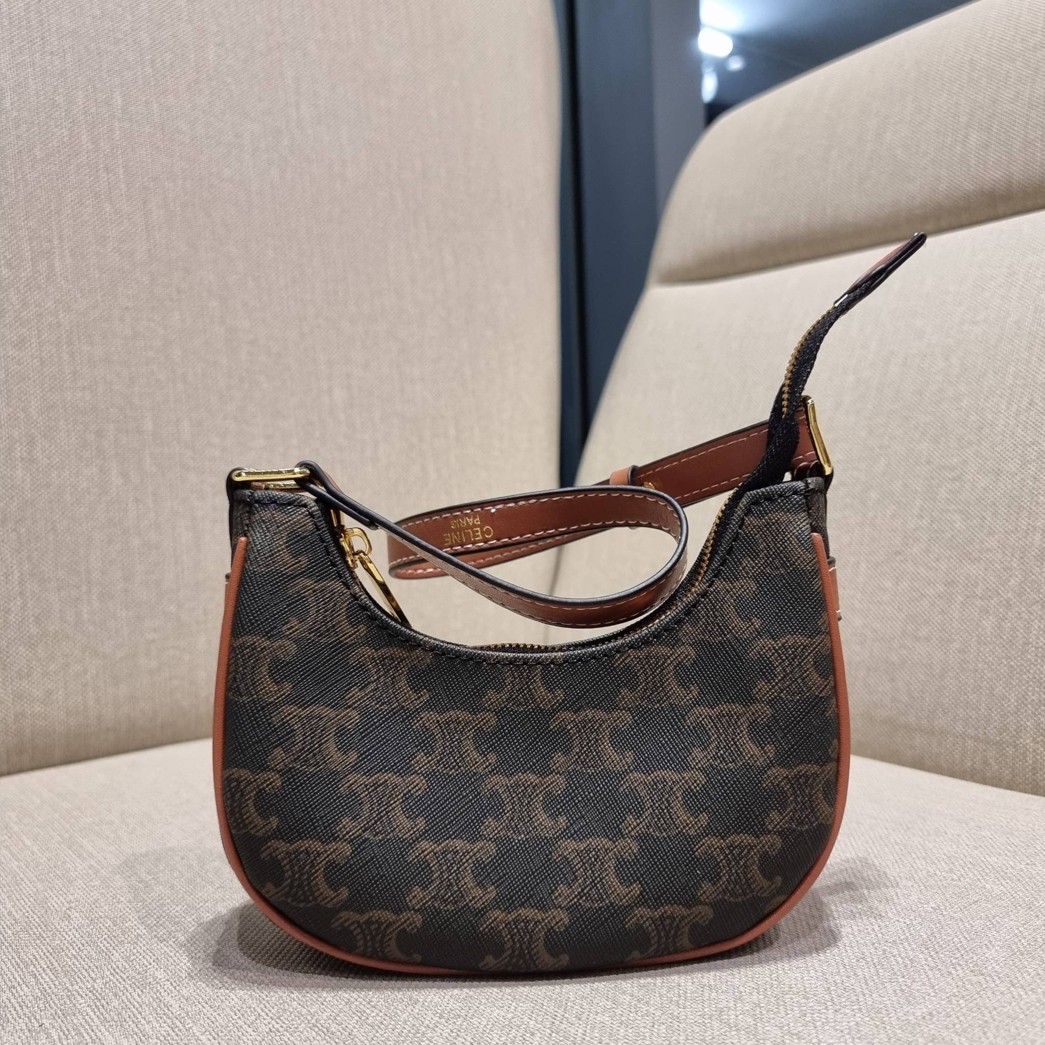CELINE MINI AVA IN TRIOMPHE CANVAS AND CALFSKIN สวยเกินต้านกับน้องมินิ รุ่นสุดปัง ที่ใครเห็นก็ต้องว้าว กับกระเป๋าสะพายไหล่ ไซส์มินิ น้องน่ารักม้ากกก!! ไม่ไหว!! รูปทรงที่ไม่เหมือนใคร ใช้งานง่าย วัสดุหนังแคนวาสตัดสลับหนังแท้ สวยลงตัว รูดเปิด-ปิดด้วยซิป สายส