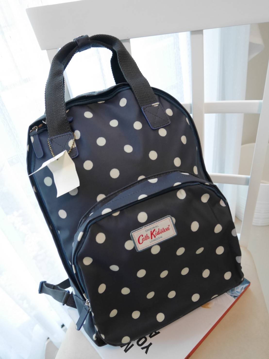 CATH KIDSTON BACKPACK BAG กระเป๋าเป้น่ารัก ตามแบบฉบับของแบรนด์นี้เลยค่า โดดเด่นด้วยหนัง PVC พิมพ์ลาย กันน้ำทั้งใบ ด้านในมีช่องซิปใหญ่ใส่ของ 2 ช่อง จุของได้เยอะ ใส่ IPAD / A4ได้สบายเลยค่ะ ด้านหน้ามีช่องซิปเล็ก 1 ช่อง ใส่ของจุกจิกหนิบได้สะดวก น้ำหนักเบา ใช้