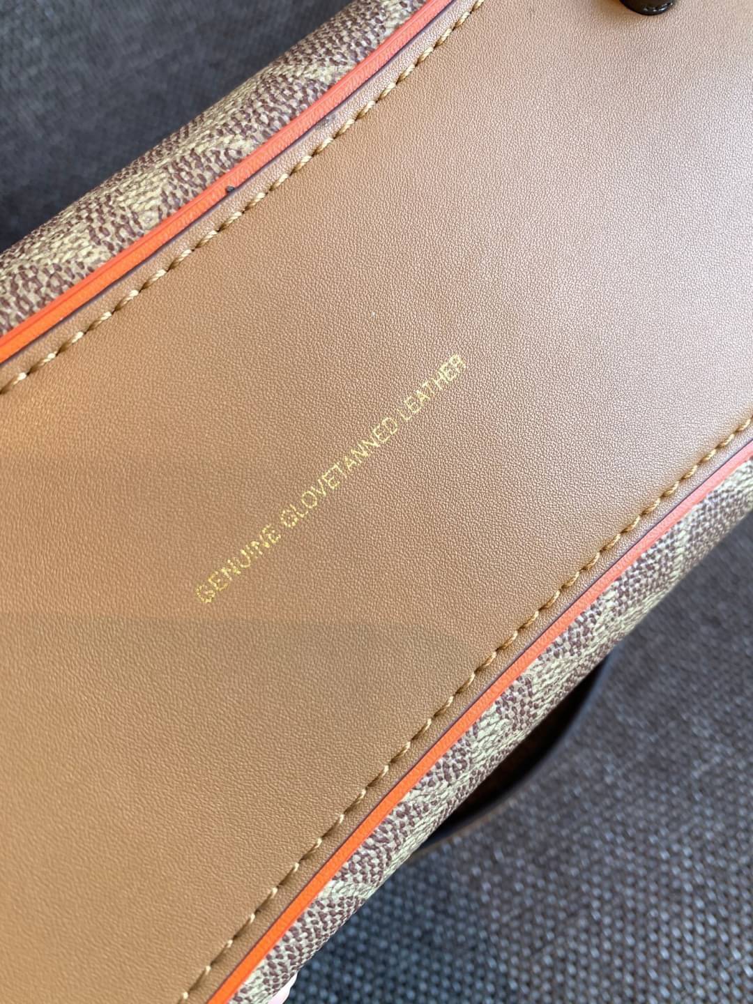 COACH COURIER CARRYALL 23 IN COLORBLOCK SIGNATURE CANVAS พร้อมส่ง 7 แบบ พร้อมส่ง ลุคดูไฮสุดๆค่ะ! กระเป๋าสะพายหนังหรูหราและคลาสสิค หนังแท้ชั้นดีที่สุด น้ำหนักเบา หนังสวยมากก สัมผัสแล้วหลงรักแน่นอนจ้าา😘