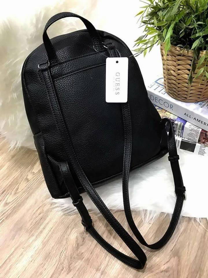 GUESS WOMAN'S BACKPACK กระเป๋าเป้ขนาดกำลังดี วัสดุหนังแกะสังเคราะห์นิ่มสวยน้ำหนักเบา ดีไซน์คลาสสิค มีหูหิ้วเเละสายสะพายหลังเลื่อนปรับได้ ด้านหน้ามีโลโก้ และช่องซิป เปิดปิดด้วยซิป ภายในกว้างใส่เอกสาร ipad ของใช้ได้เยอะค่ะ จะสะพายไปเรียนไปทำงานก็ดูดี ต