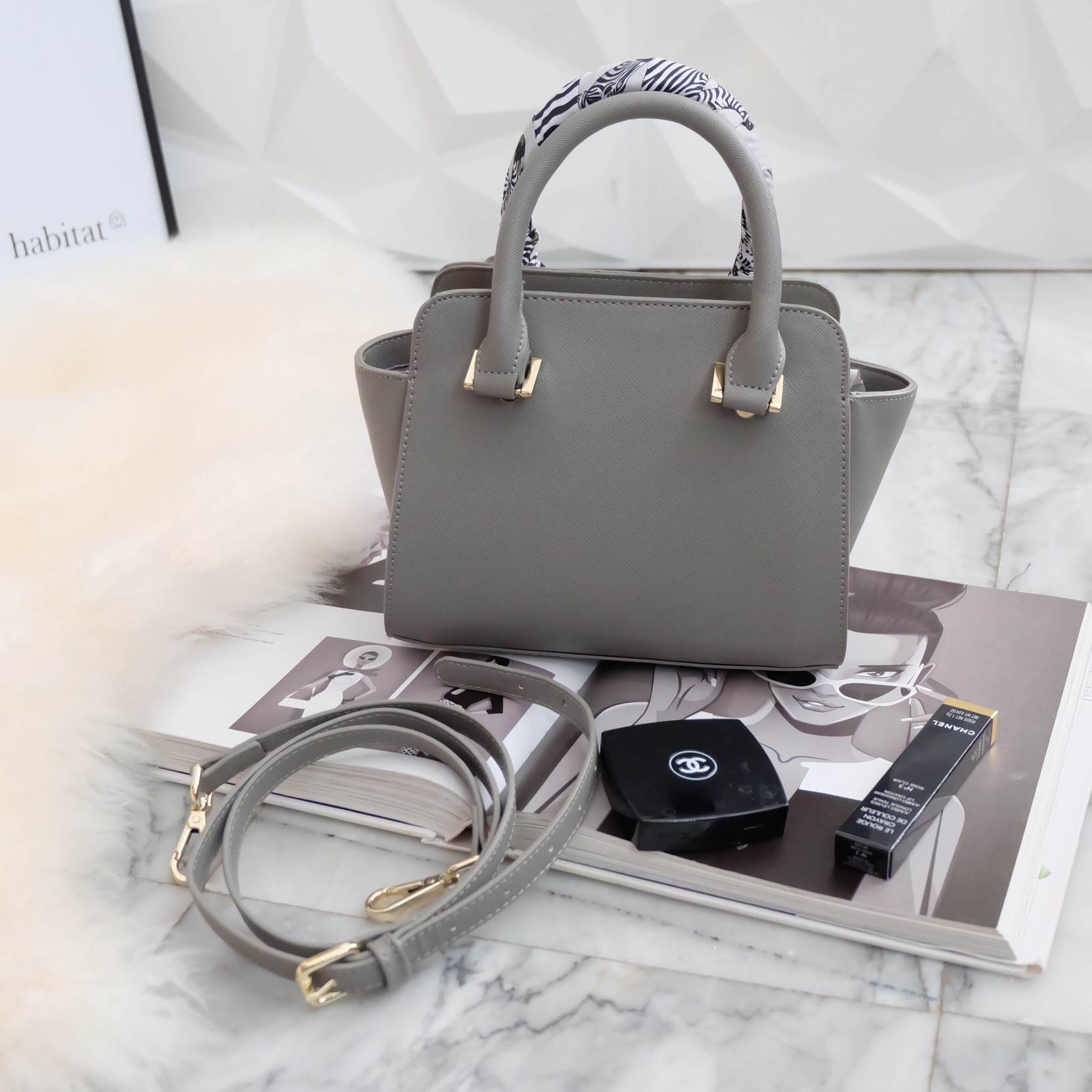 รุ่นขายดีตลอดกาล กระเป๋าหนัง saffiano สวยมากๆค่า รุ่น KEEP Infinite office bag สวย น่ารัก ขนาดตอบทุกโจทย์การใช้งาน เห็นแล้ว **หลงรักเลยคะ 🌲ตัวกระเป๋าขนาดกำลังดีหนังsaffiano ลายสวยที่สำคัญ ดูแลรักษาง่าย ประดับด้วยผ้าพันหูกระเป๋ารุ่นพิเศษ ทำให้กระเป