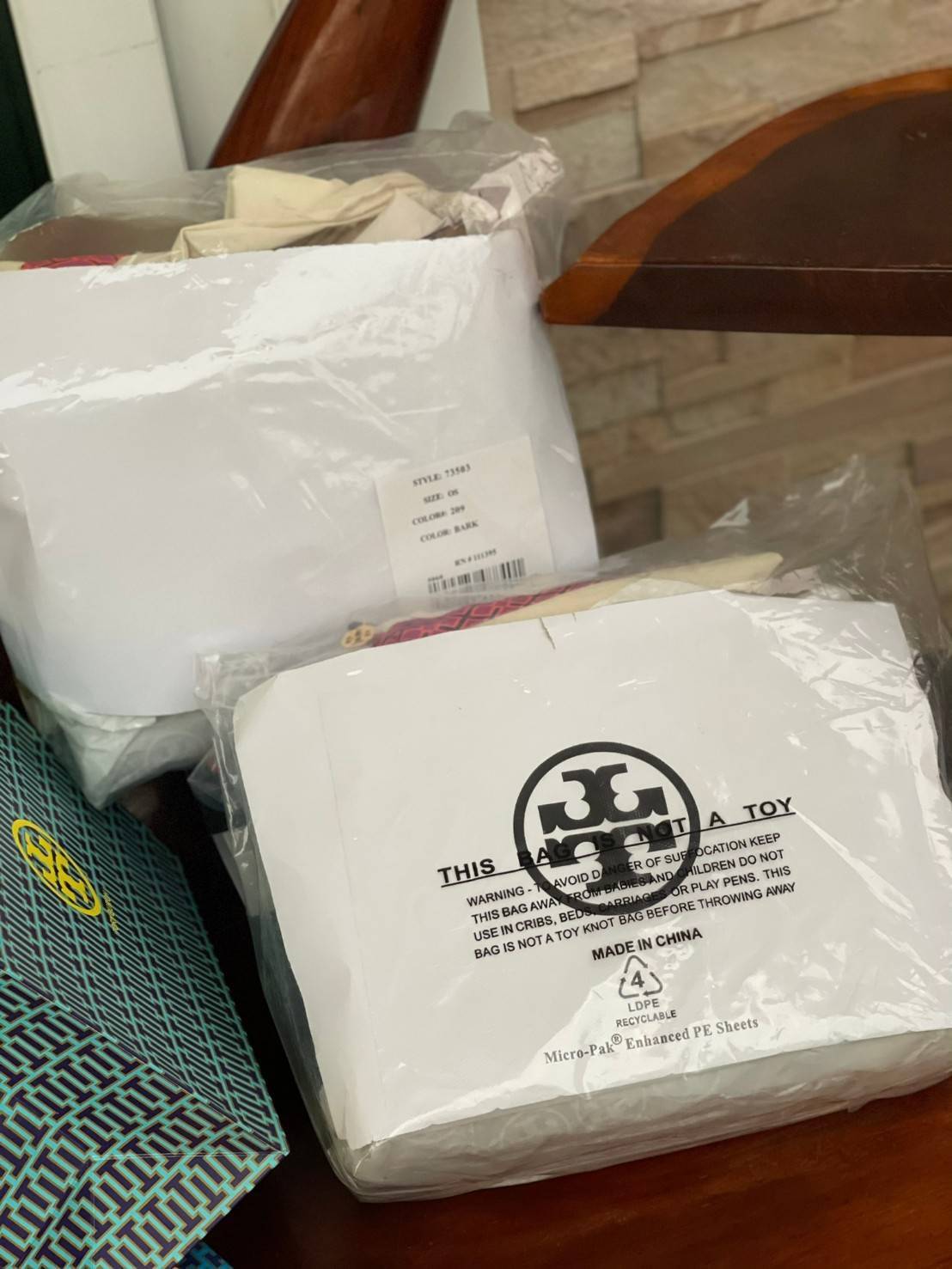 ของแท้ 💯% TORY BURCH Britten Small Slouchy Leather Tote Bag (New collection 2021) ความดีงามของรุ่นนี้อยู่ที่ขนาดที่ใหญ่จุของได้เยอะ