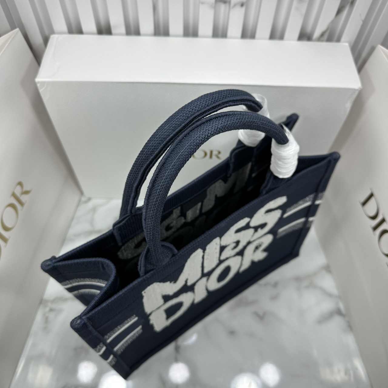 ORI หนังแท้ | Dior BookTote Blue Miss Dior Embroidery Tote Bag กระเป๋าทรงโท้ทคอลใหม่ โทนดำคลาสสิก สวยงามและหรูหรา