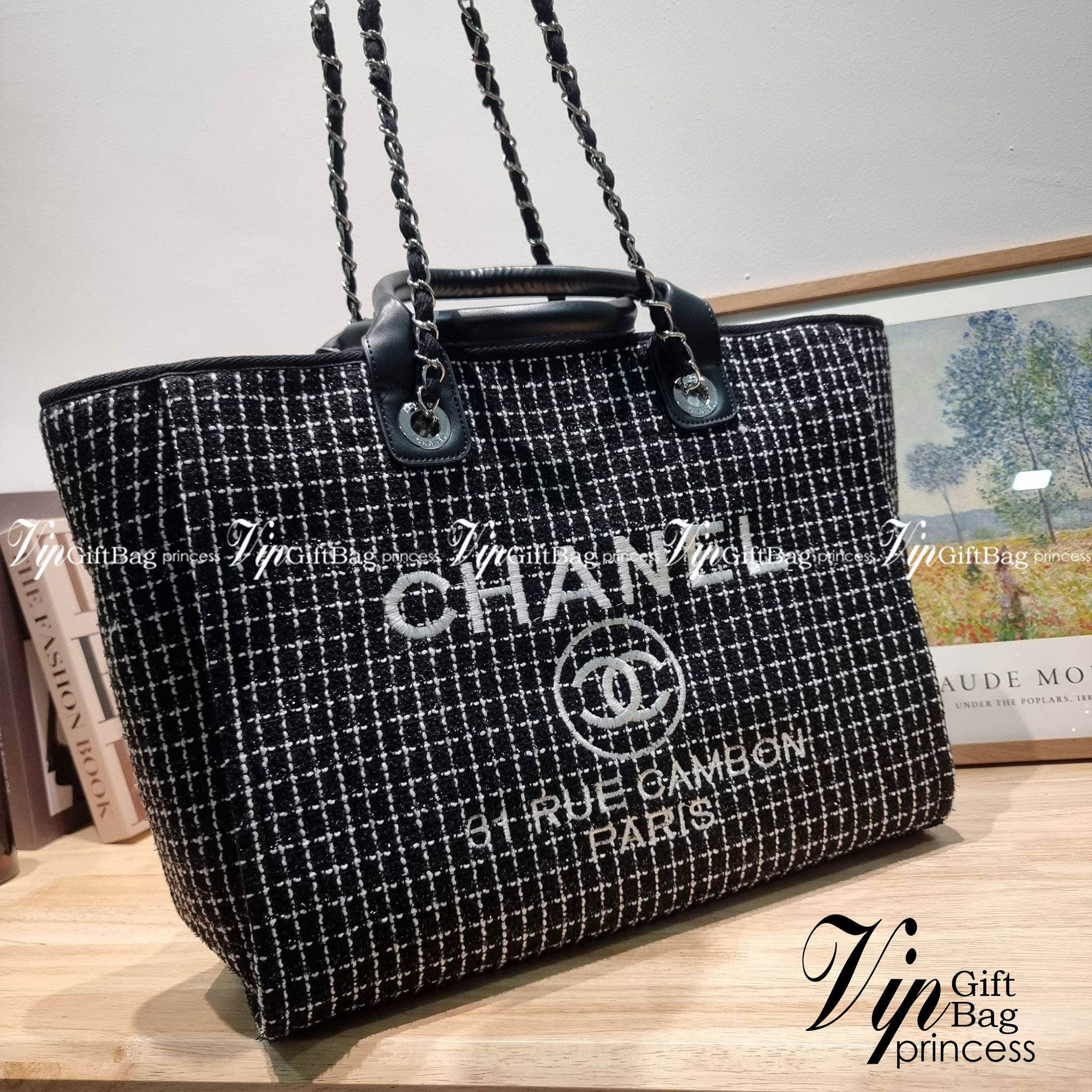 CHANEL LARGE TOTE BAG / CHANEL DEAUVILLE TOTE / CHANEL TOTE BAG กระเป๋าสะพายผ้าทวิต ทรงโท้ทใบใหญ่ ต้อนรับเทศกาลท่องเที่ยวช่วงสิ้นปีนี้ ใครมองหากระเป๋าสะพายไปเที่ยว ใบนี้น้องตอบโจทย์แน่นอน ด้วยดีไซน์โทนสีที่ใช้ได้กับทุกโอกาส และขนาดกว้างที่จุของได้แบบไร้กั
