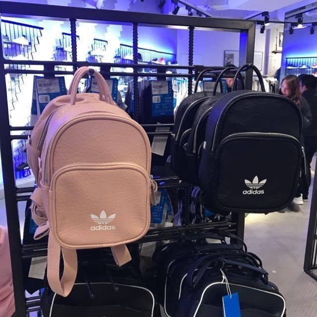 ADIDAS ORIGINALS CLASSIC MINI BACKPACK กระเป๋าเป้ทรงคลาสสิคไซส์มินิจากแบรนด์ adidas มาในขนาดกระทัดรัด น้ำหนักเบา พกพาสะดวกมากๆ วัสดุหนังนิ่มมือสุดๆ!! ทำความสะอาดง่าย เปิด-ปิดกระเป๋าด้วยซิป มีช่องหลักและช่องย่อยด้านหน้า หัวซิปปั๊มแบรนด์อะไหล่สวย ภายในกระเป