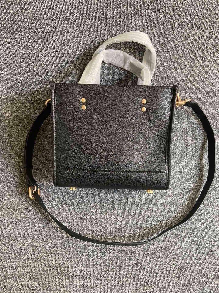 ใหม่ล่าสุด อดใจยังไงไหว COACH Dempsey Field Tote 22 C5268 โทนสีขาวล้วน ดำล้วน สุดคลาสสิก พร้อมส่งความสวยที่ไทยค่ะ! กระเป๋าทรง Tote ขนาดพอเหมาะลำตัว พกพาง่ายสะดวกได้กับทุกๆวัน ด้านหน้าปั้มโลโก้แบรนด์ตัวใหญ่สวยค่ะ;เปิดปิดกระเป๋าแบบกระดุมแม่เหล็ก ภายในใส่กระ