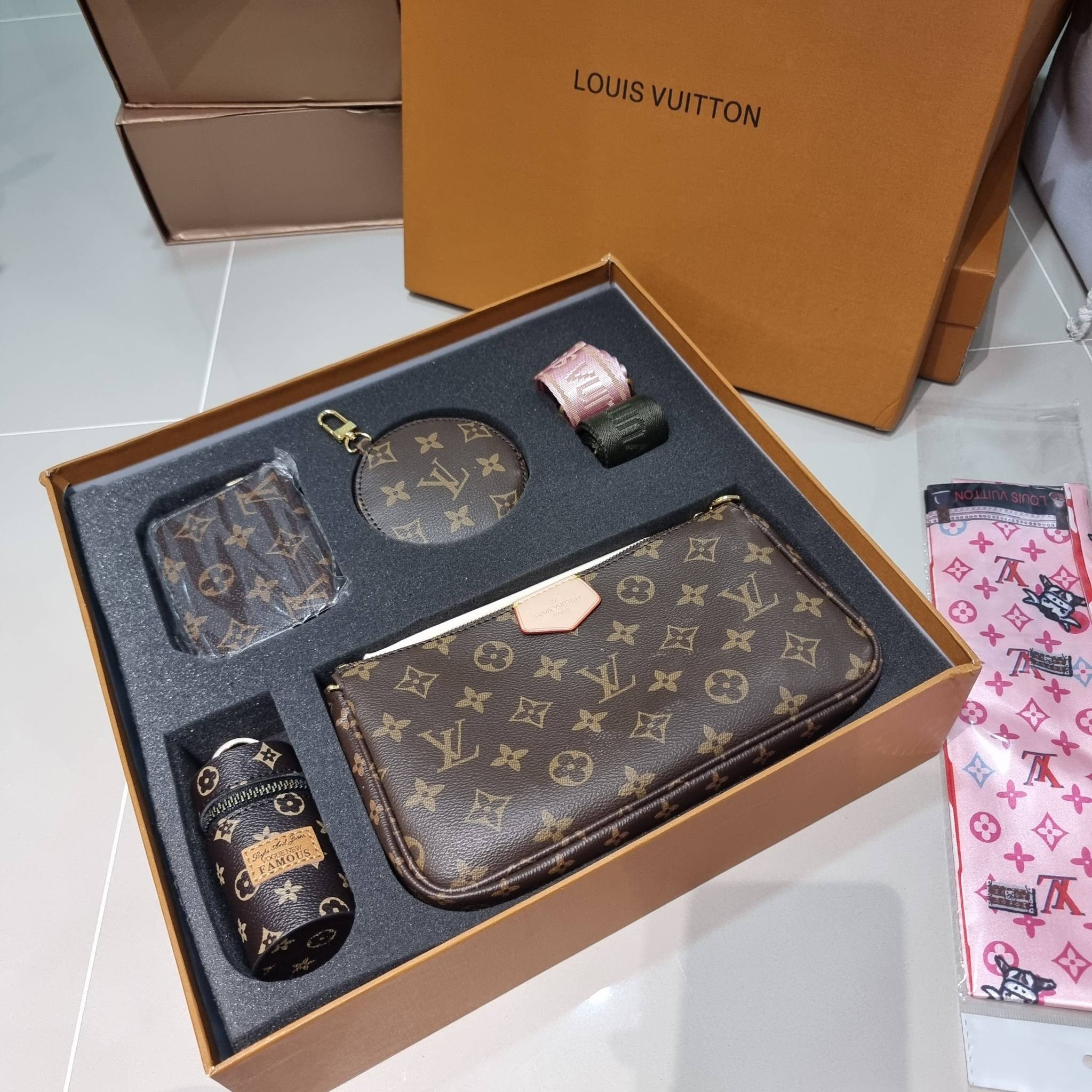 Set 4 ชิ้น LV Multi Pochette Bag New in!! กับ box set ชวนสะสม ที่จับเอารุ่นยอดฮิต มามิกซ์รวมกับไอเท็มสุดคุ้มของมันต้องมี!! จัดเรียงให้อยู่ในกล่องสุดหรู ไม่ว่าจะตัวกระเป๋า กระเป๋าสตางค์ กระเป๋าจิ๋ว ใบไหนๆก็นำมาใช้งานได้จริง คุ้มค่ามากๆ แถมฟรี! ริบบิ้นลายลิ
