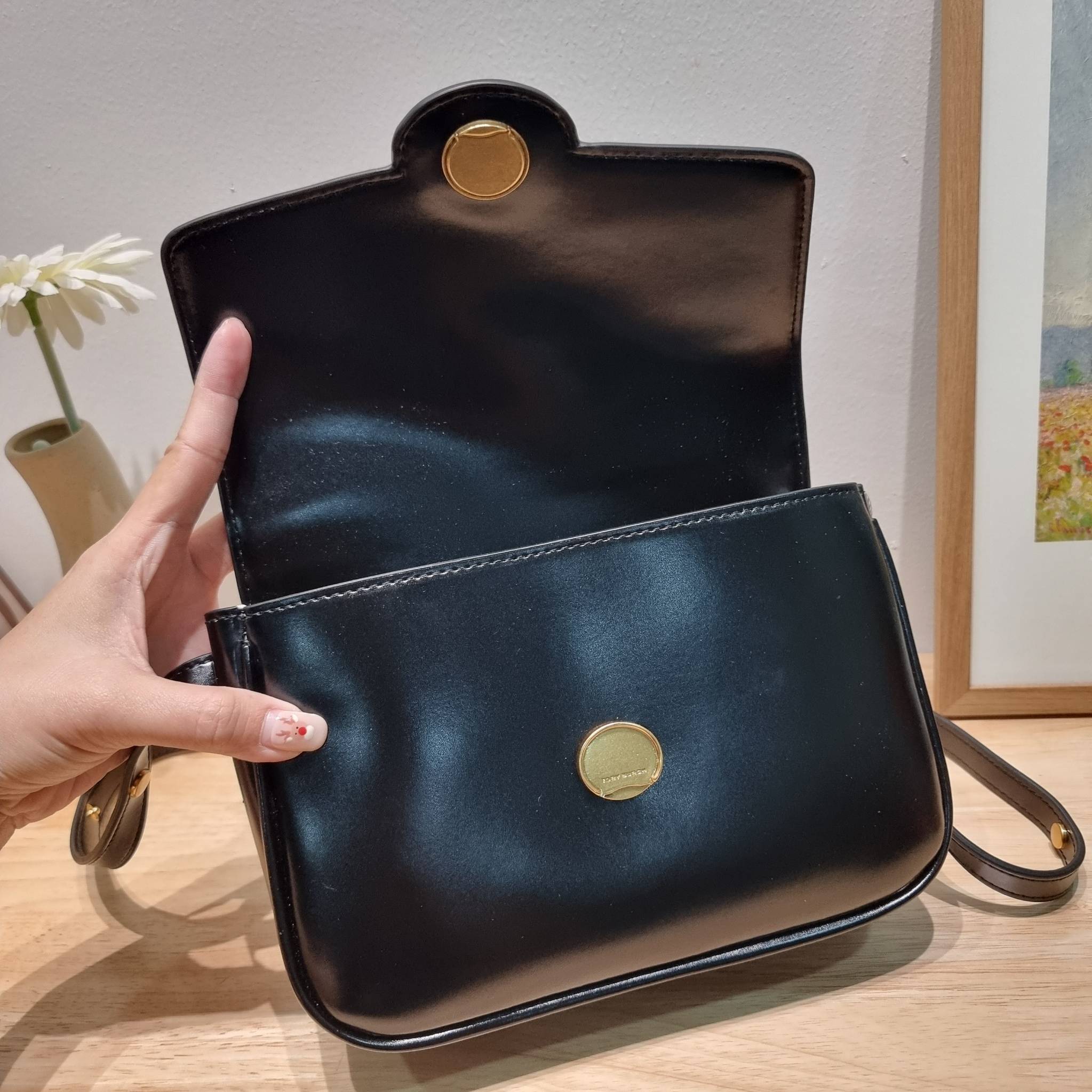 TORY BURCH ROBINSON SPAZZOLATO CONVERTIBLE SHOULDER BAG คอลเลคชั่นใหม่ สวยก่อนใคร ในราคาสุดคุ้ม! กับกระเป๋าสะพายไหล่ ดีไซน์สุดหรู หนังแก้วเงาสวยคม สีผู้ดี รูปทรงใช้งานได้ทุกลุค