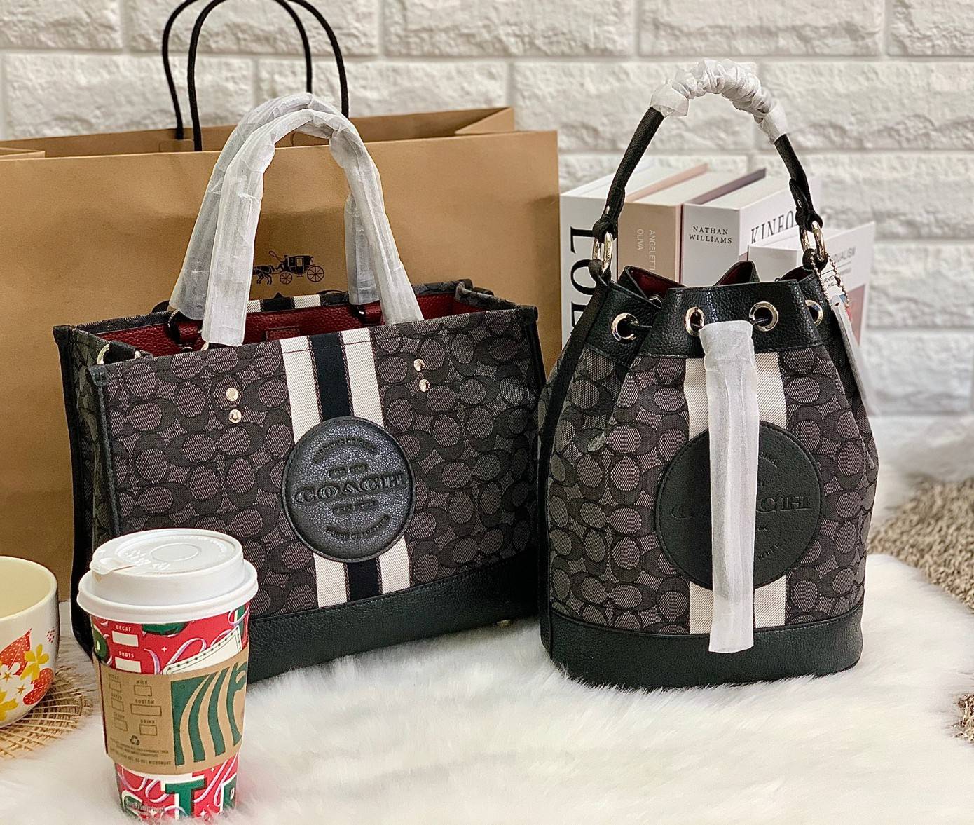 สวยหรู ดูดีมากๆ บอกเลย ไม่มีคือพลาดจร้าา! COACH DEMPSEY DRAWSTRING BUCKET BAG ((C4100//C4102)) พร้อมส่งที่ไทยอีกครั้ง! กระเป๋าทรงขนมจีบ หนังแท้นิ่มสวยมากๆค่ะ จุดเด่นด้านหน้าปั้มโลโก้แบรนด์ ปากกระเป๋าแบบหูรูดใช้งานง่าย ภายในสามารถใส่ของจำเป็นในชีวิตประจำวั