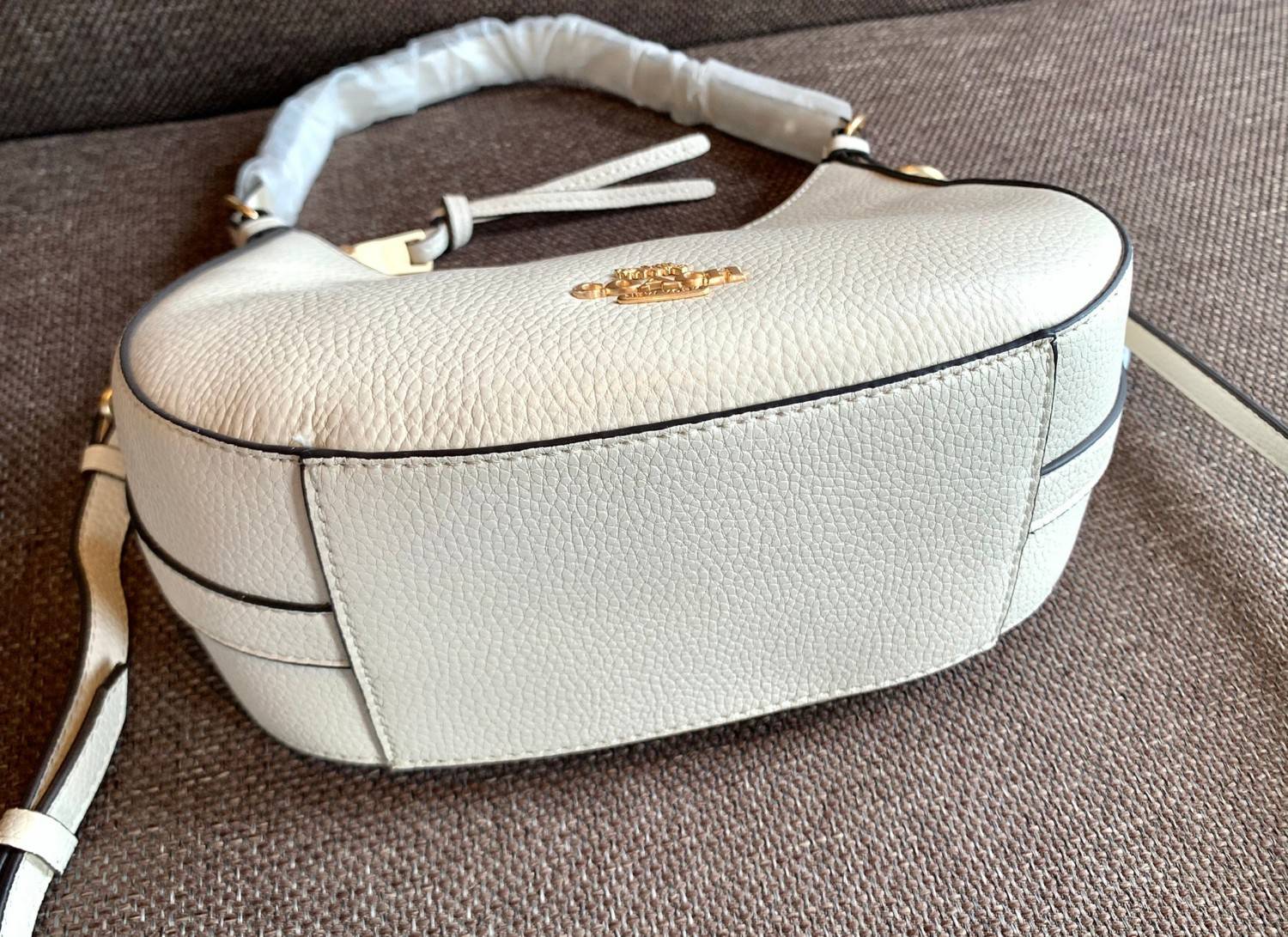 COACH KLEO HOBO BAG ((C7257//C6809//C6807)) พร้อมส่ง คุณภาพเกินเบอร์เลยจ้าา จำนวนจำกัด! กระเป๋าคล้องไหล่หรือสะพายข้างได้ Hobo รุ่นใหม่ล่าสุด ดีไซด์รูปทรงให้ดูเรียลขึ้น หนังแท้นิ่มสวย เปิดปิดกระเป๋าแบบซิปมีหนังห้อยลงมา ภายในกระเป๋าสามารถใส่กระเป๋าเงินใบยาว