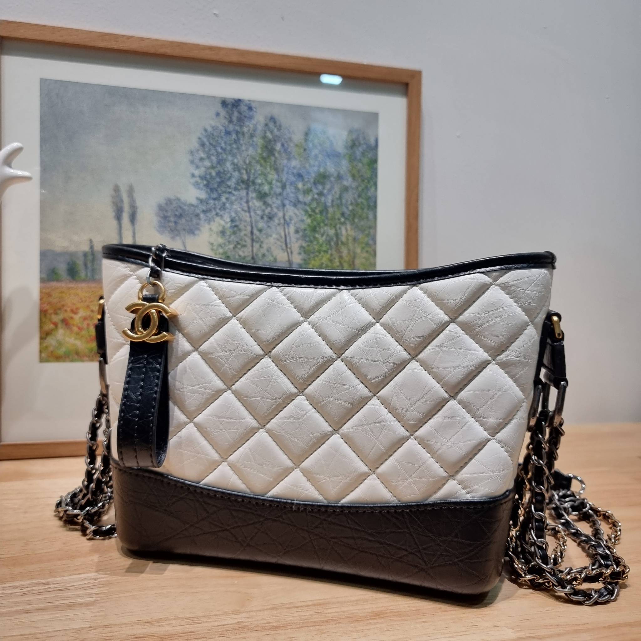 CHANEL Gabrielle Bag Medium สวยคลาสสิค No.1 ต้องยกให้ไอเท็มนี้เท่านั้น กับกระเป๋าสะพายซิกเนเจอร์ ดีไซน์ไม่เหมือนใคร เป็นเอกลักษณ์