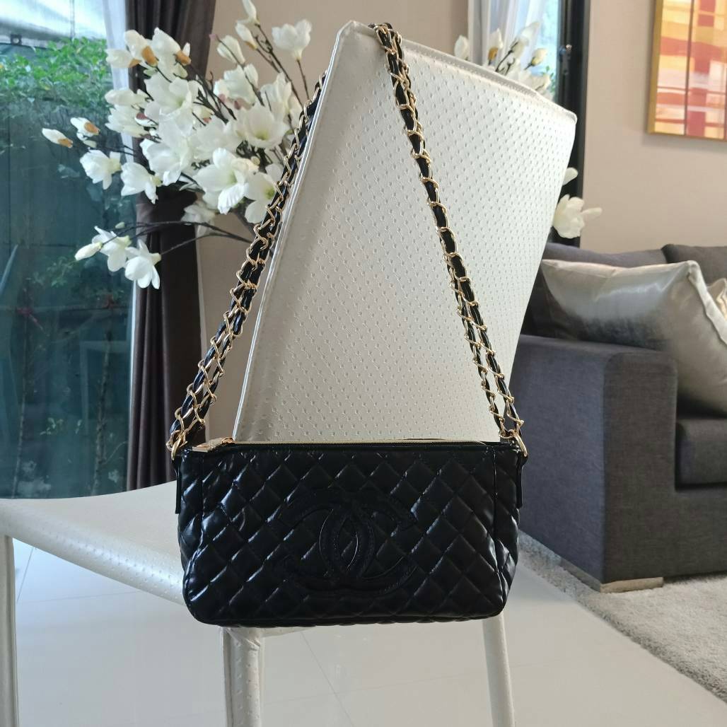 New Arrival 2018!!! Chanel Cosmetic Cluth Bag With Chain กระเป๋าทรงสวยหรู อะไหล่ทองจาก Chanel Cosmetic Counter VIP Gift วัสดุหนังสังเคราะห์ PU เต็มใบ เปิดปิดด้วยซิปปั้มหัวซิปแบรนด์ ซับในสกรีนโลโก้ ภายในกว้างใส่กระเป๋าสตางค์ใบยาว iphone เครื่องสำอาง มาพร้อ