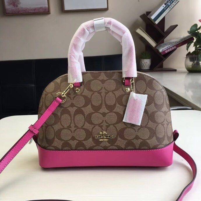 Coach Mini Sierra Signature กระเป๋าถือทรงโดม ภายในกว้างสามารถใส่กระเป๋าเงินเล็ก และมือถือได้ และยังมีช่องซิปเล็ก 1 ช่อง ด้านหลังมีกระเป๋าเล็กเก็บบัตร 1 ช่อง ใครยังไม่มีพลาดไม่ได้แล้วนะคะ