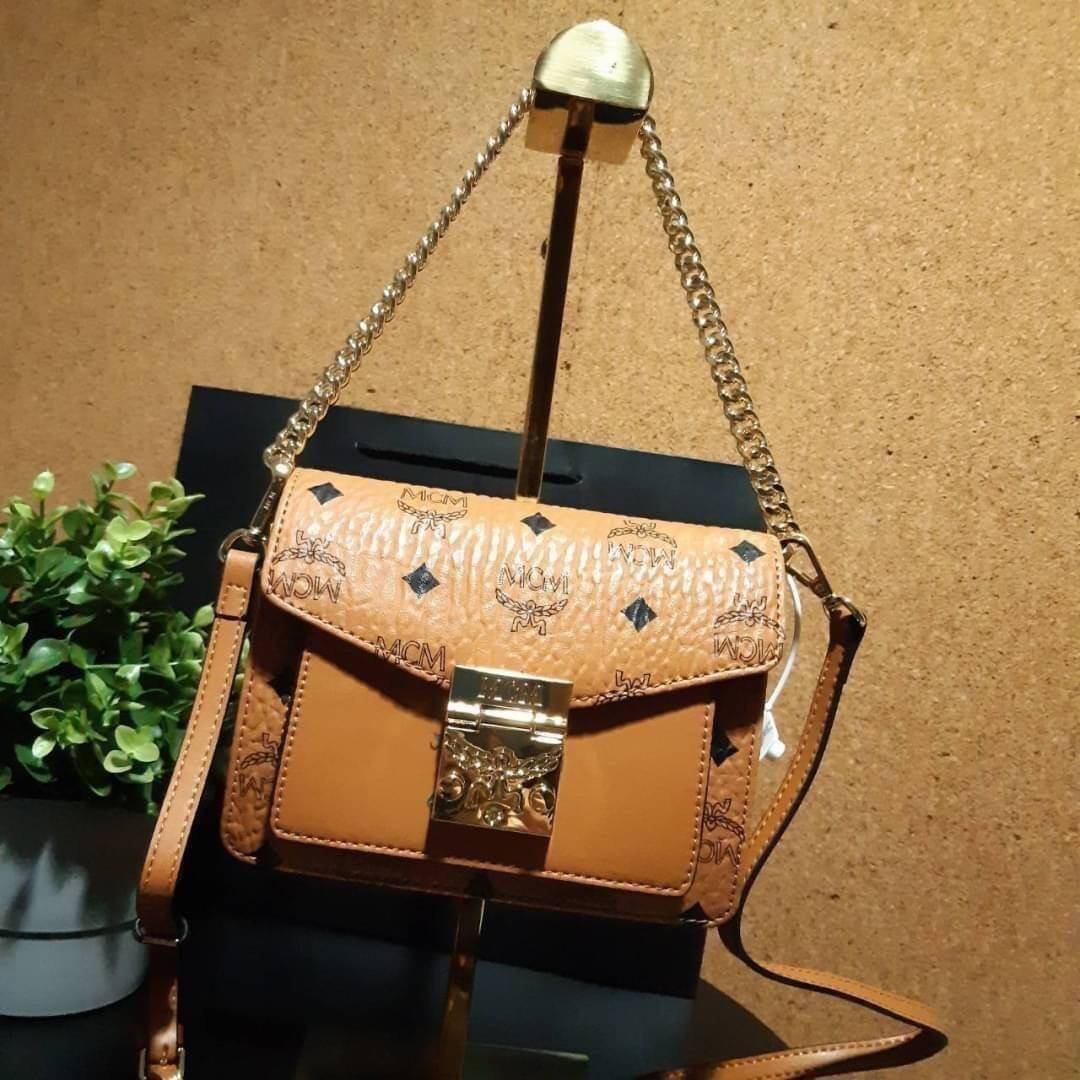 M.C.M MINI PATRICIA CROSSBODY IN VISETOS กระเป๋าสะพายไซส์มินิ เล็กๆแต่ดีเทลยิ่งใหญ่!! เป็นอีกหนึ่งรุ่นที่หรูเกินตัว ด้วยดีไซน์และขนาดพอเหมาะ สาวๆต้องปลื้มแน่นอนใบนี้ วัสดุหนังแคนวาสคุณภาพดีสลับหนังแท้ เปิด-ปิดด้วยตัวกดล็อคอะไหล่ทองสุดหรู ภายในเป็นหนังกลับ