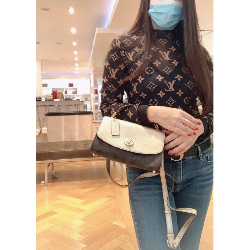 COACH TILLY SATCHEL 23 ((C1802//C1439/C1435)) พร้อมส่งที่ไทยทันทีค่ะ! กระเป๋าสะพายครอสบอดี้ร์หรือหิ้วก็เก๋ไปอีกค่ะ หนังแท้สวยงาม เปิดปิดกระเป๋าแบบหมุนล็อค ภายในมี2ช่องหลัก ใส่กระเป๋าเงินใบกลางได้;มือถือได้ทุกรุ่น;ของจำเป็นสาวๆได้ครบค่ะ;มีช่องซิปกลางและช่อ