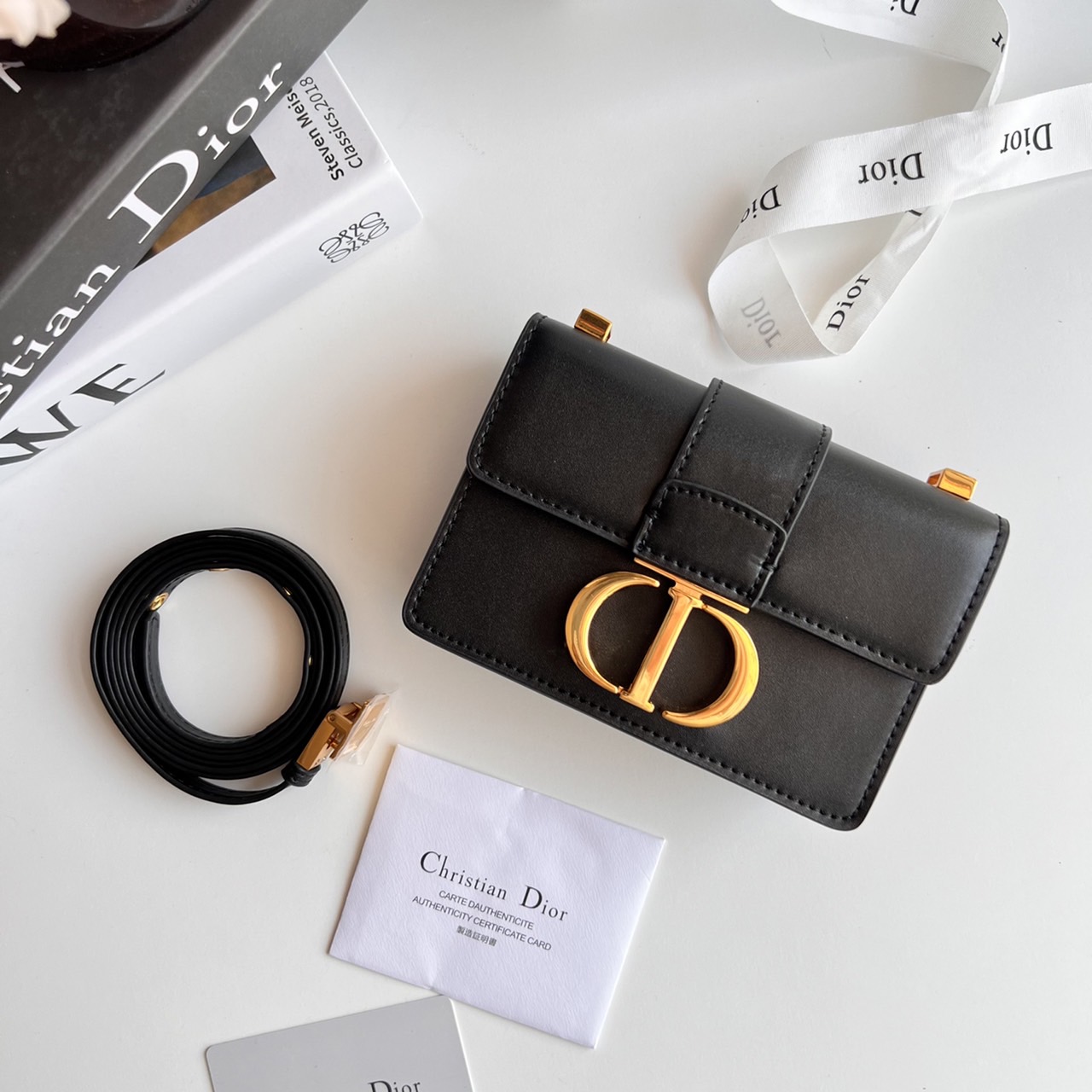 หนังแท้ DIOR Micro 30 Montaigne Bag พร้อมส่งที่ไทย เกรดเทพออริจินอลหนังแท้ สวยมากค่ะ ภาพสินค้าถ่ายจากงานขายจริง ใช้งานต่างประเทศได้ สายสะพายหนังยาวถอดได้ปรับระดับได้ จะสะพายไหล่หรือ CROSSBODY ก็ดูดีลุ๊คนี้คุณหนูมากค่ะ ไอเท็มนี้แนะนำไม่มีเอ้าท์ค่ะ ภาพถ่ายส
