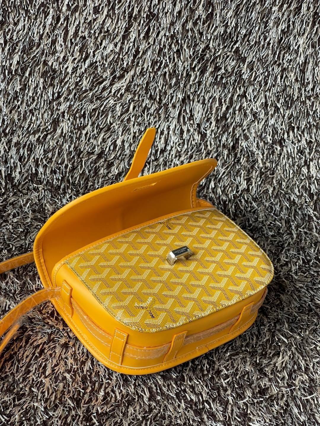 Goyard belvedere pm แบรนด์ดังจากฝรั่งเศส เรัยบหรูแต่ดูสง่า สะดุดตาด้วยลายเฉพาะตัว วัสดุที่นำมาตัดเย็บกระเป๋าเป็นวัสดุผ้าใบ